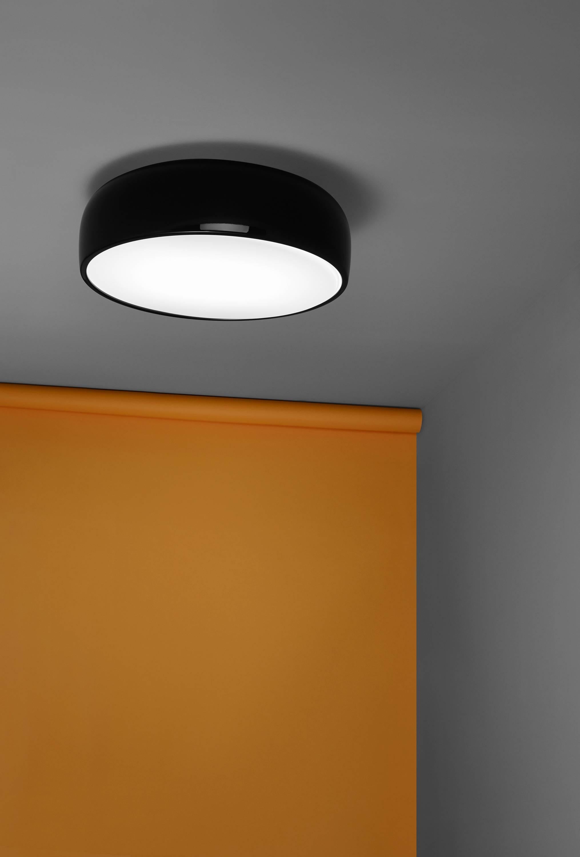 Part of the Smithfield family, the Smithfield C ceiling-mounted lamp manages to be both grand and unassuming. Providing direct light through its aluminum body, it is well suited for a variety of environments. Available in gloss black, white, or mud,