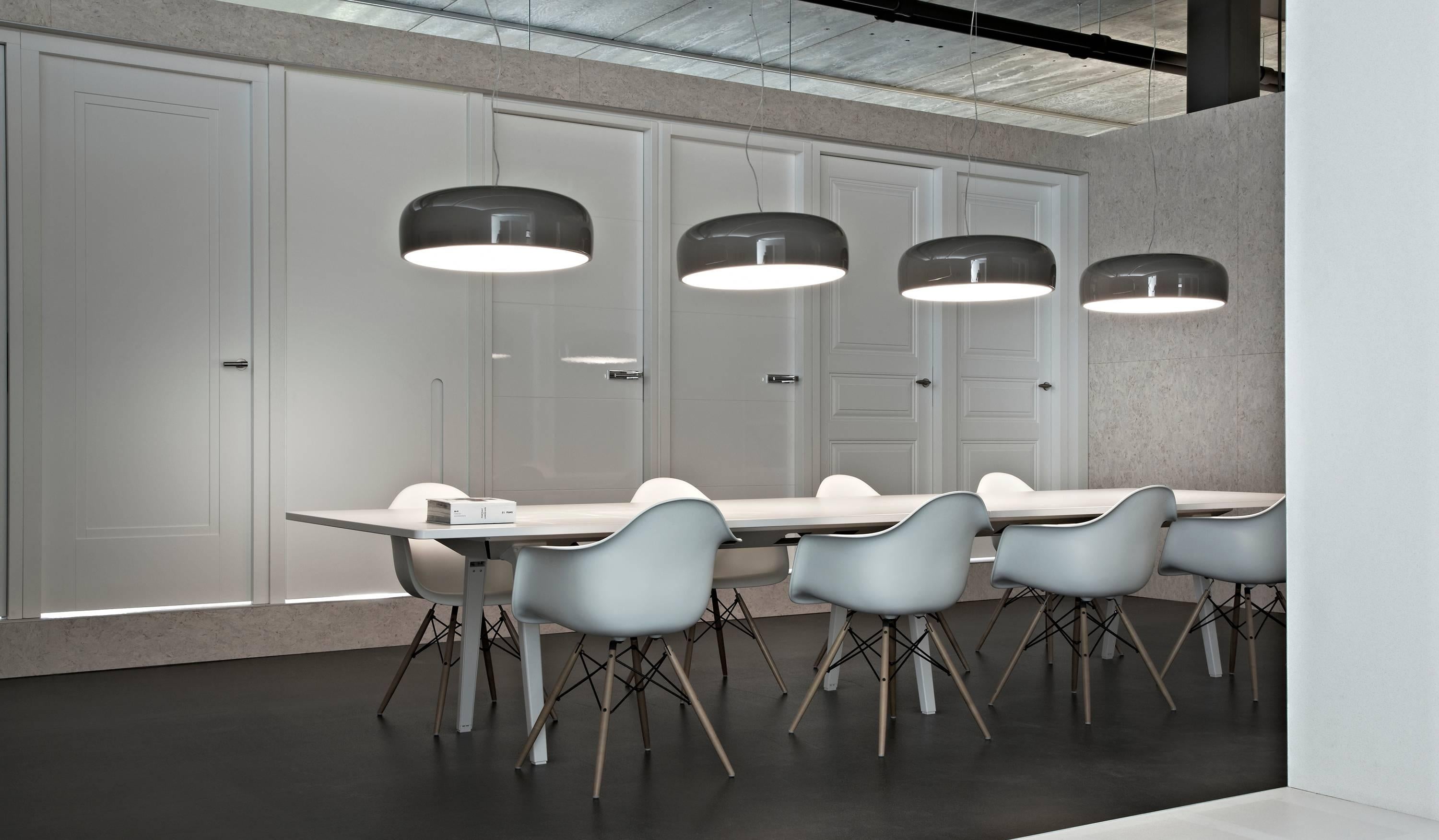 La Smithfield S, che fa parte della famiglia Smithfield, riesce a essere allo stesso tempo grandiosa e discreta. Fornendo una luce diretta attraverso il suo corpo in alluminio, si adatta bene a una varietà di ambienti. Disponibile in nero, bianco o