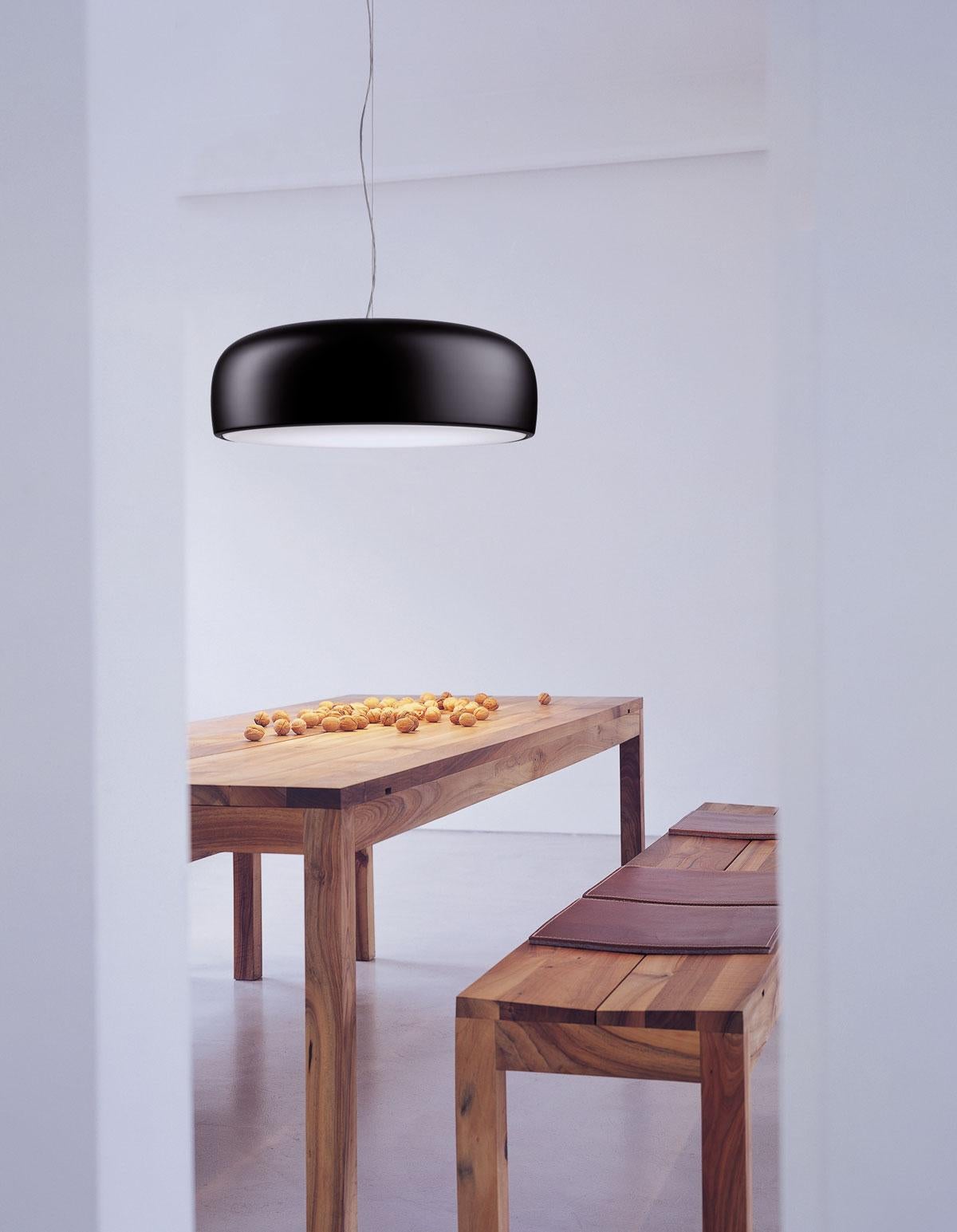 Flos Smithfield suspension lamp in matte black by Jasper Morrison

Material: Aluminum, polycarbonate
Lamp type: Halogen
Lamp included: Yes
Light source: 1 x 200W T3 RSC halogen (Included)
Mounting: Ceiling pendant
Dimming protocol: