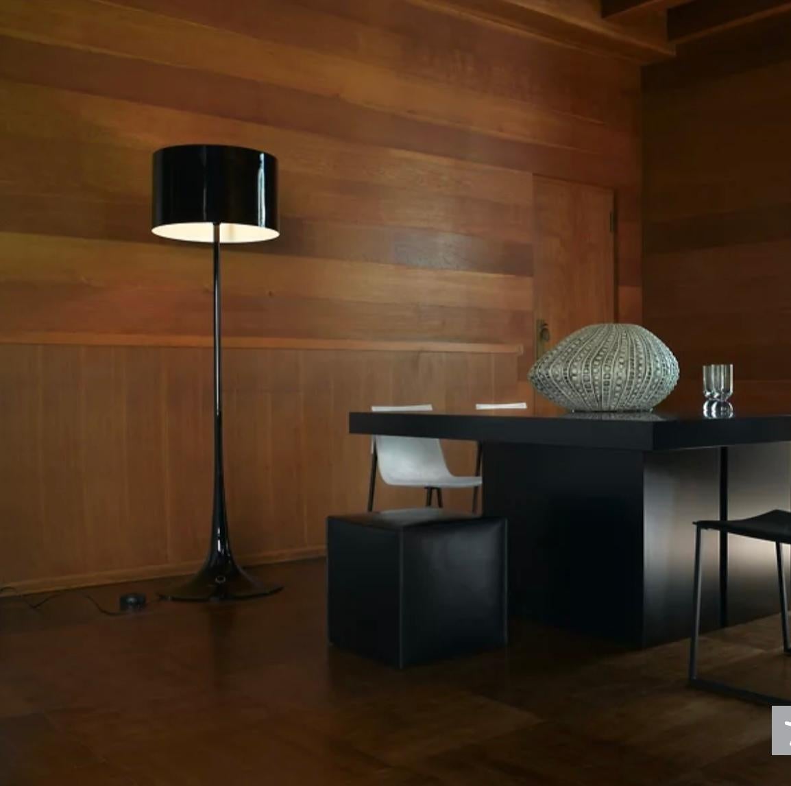 Conçu par Sebastian Wrong en 2003, le lampadaire Spun Light-F reflète le meilleur de la technologie de fabrication moderne combinée à l'élégance, à l'artisanat et à une esthétique dynamique et fluide. S'intègre parfaitement dans tout environnement