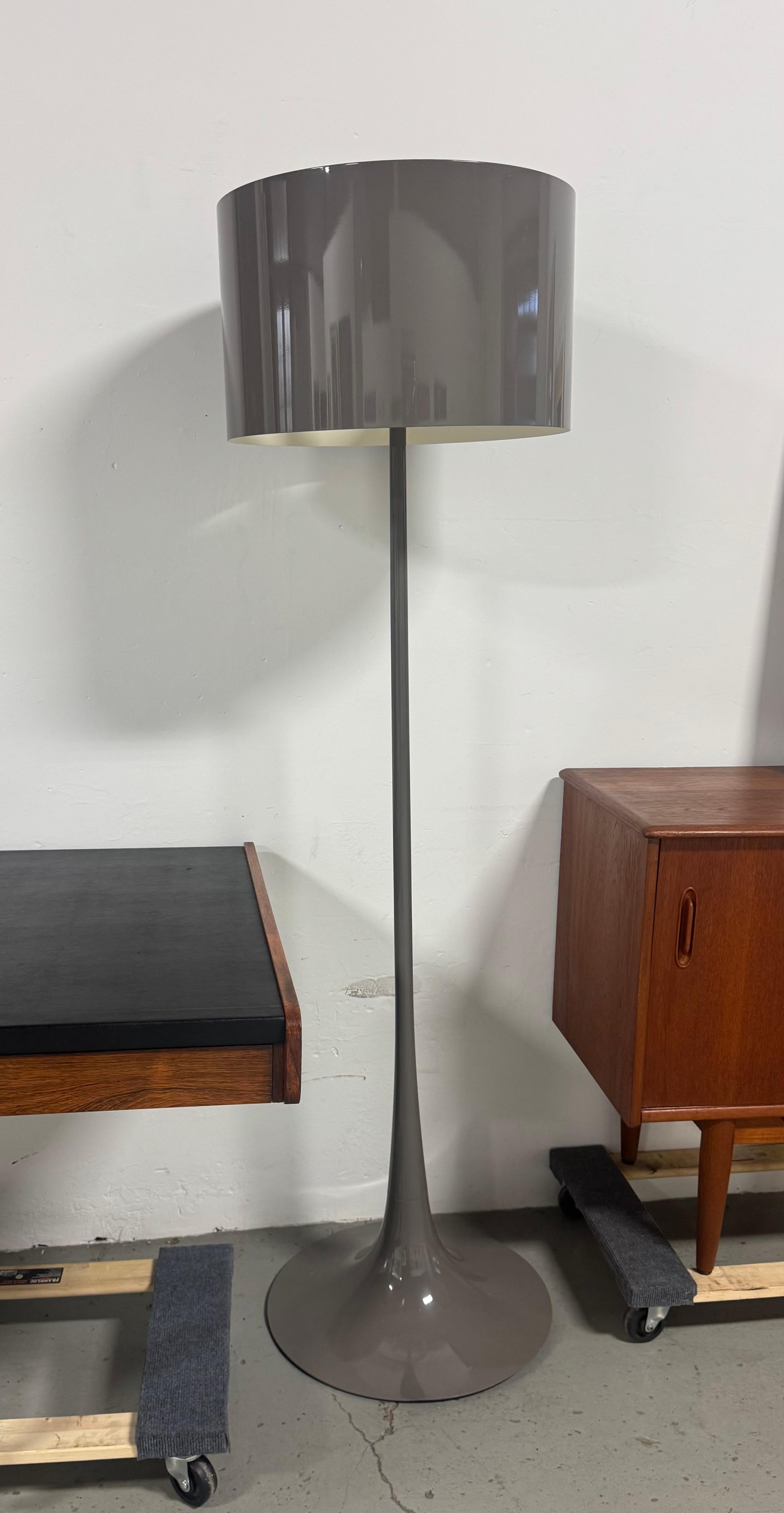 Moderne Lampadaire FLOS Spun Light by Sebastian Wrong / post modernism , ITALIE en vente