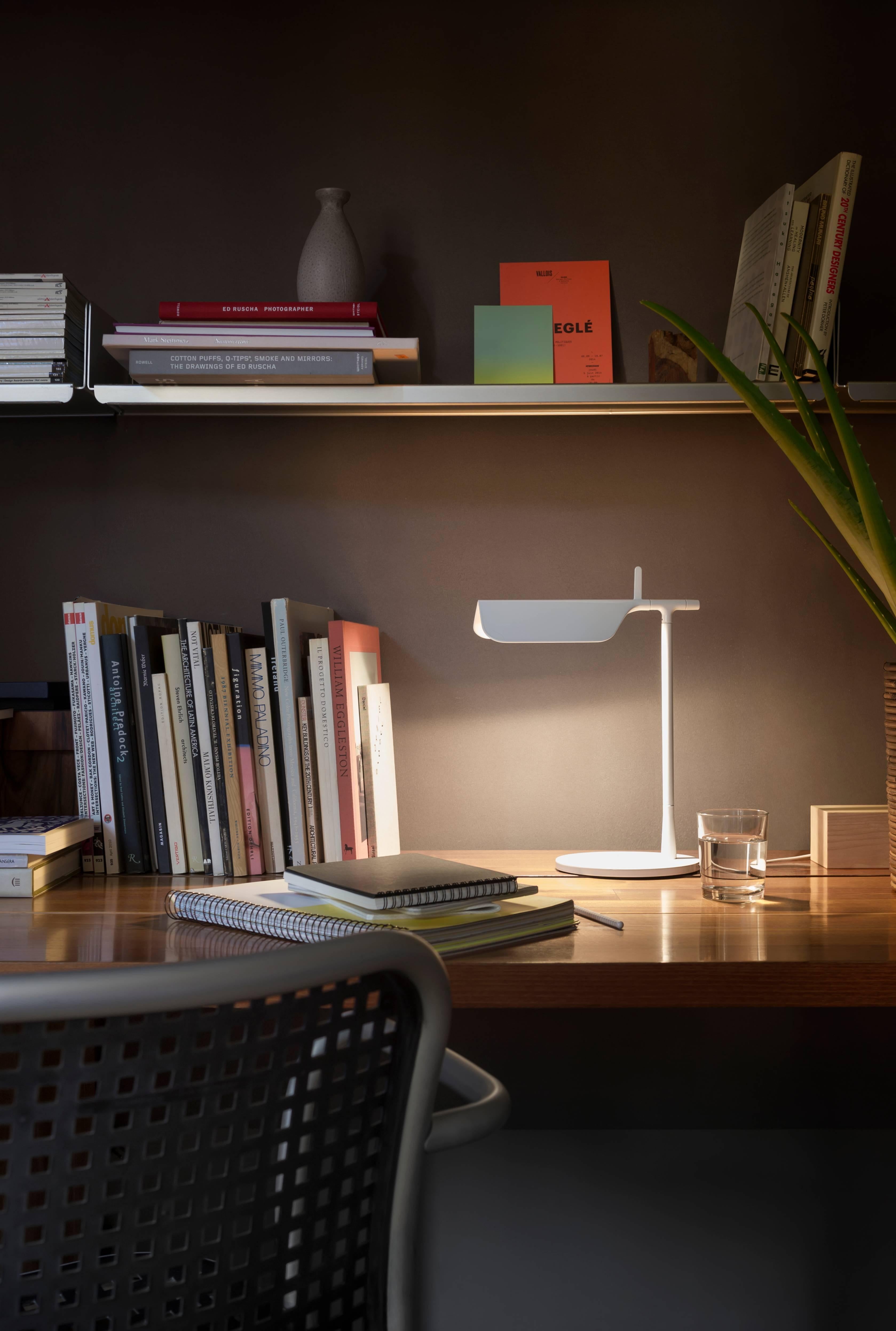 Part of the Tab family created by the design duo of E. Barber and J. Osgerby in 2011, the Tab T table lamp is a tribute to the spirit of innovation. This modern style has an adjustable head with a ±45-degree rotation capability and a body painted