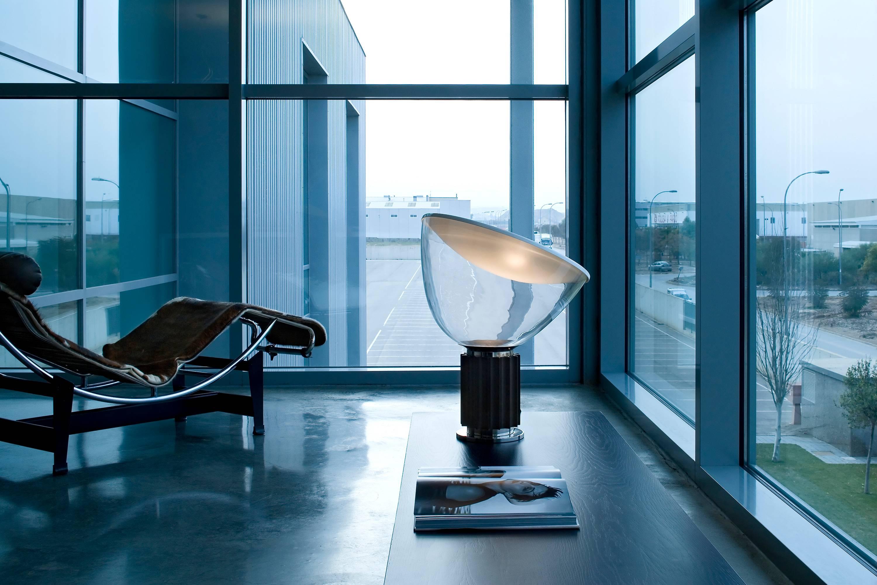 Moderno Lampada Flos Taccia LED nera con diffusore in vetro, Achille and Pier Giacomo Castiglioni in vendita