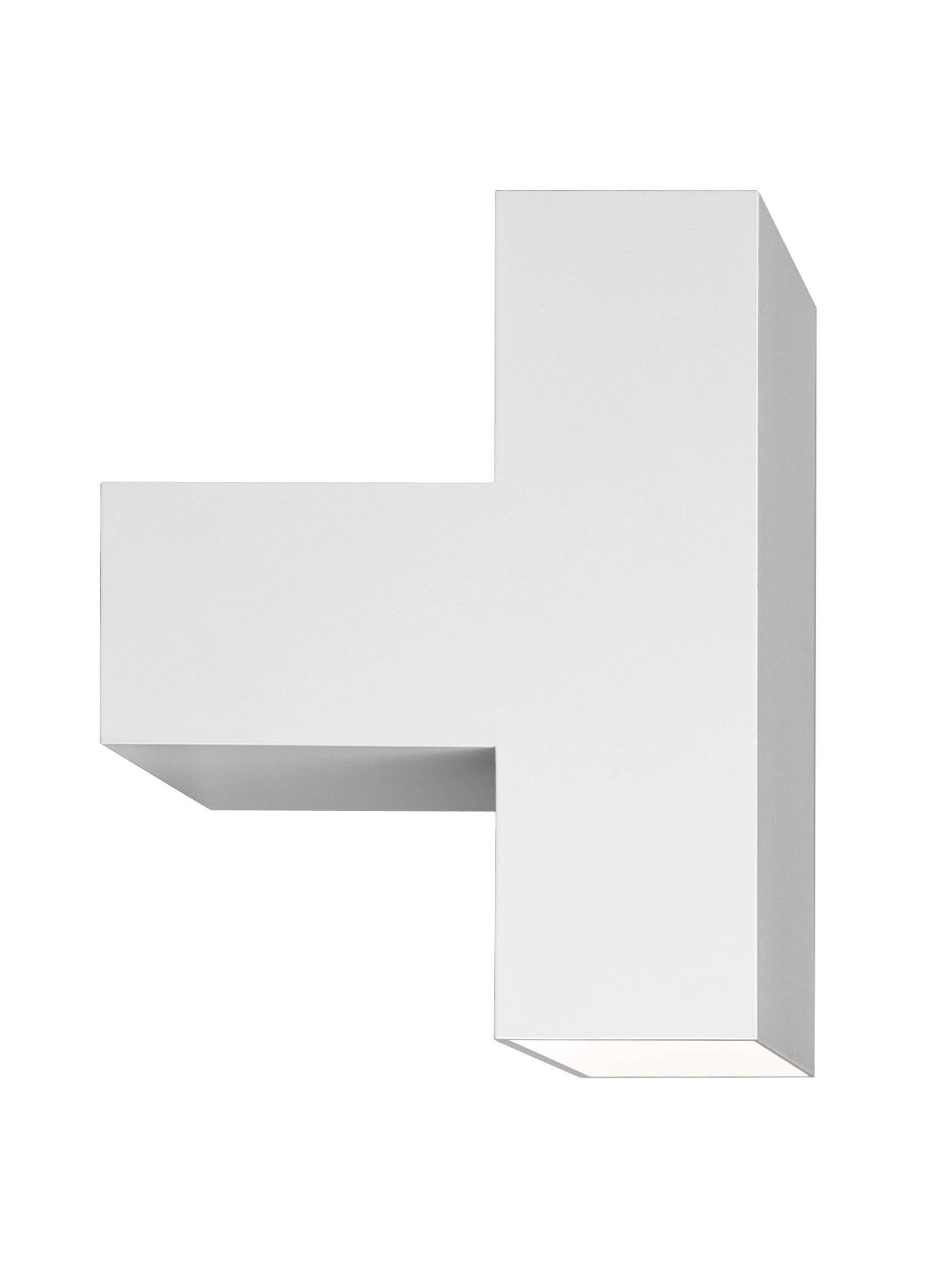 Die 2011 von Piero Lissoni entworfene Tight Light spielt mit der Größenperspektive und erzielt hervorragende Ergebnisse. Der Hauptkörper dieser Wandleuchte besteht aus weiß lackiertem, stranggepresstem Aluminium. Die seitlichen Friese bestehen aus