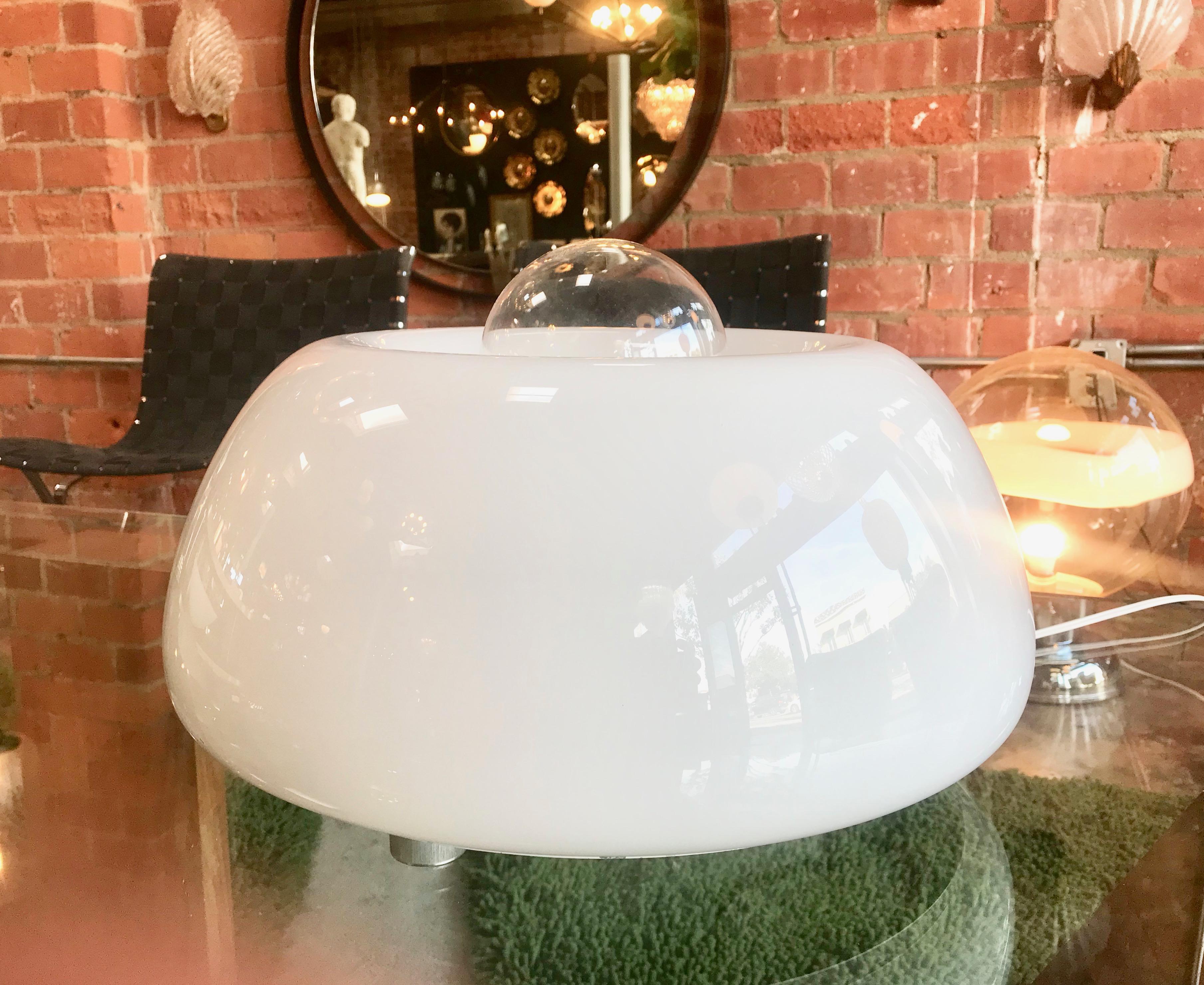 Flos white hand blown Murano glass table lamp, Italy Space Age, 1960s
Hand blown Murano glass shade on aluminum base.