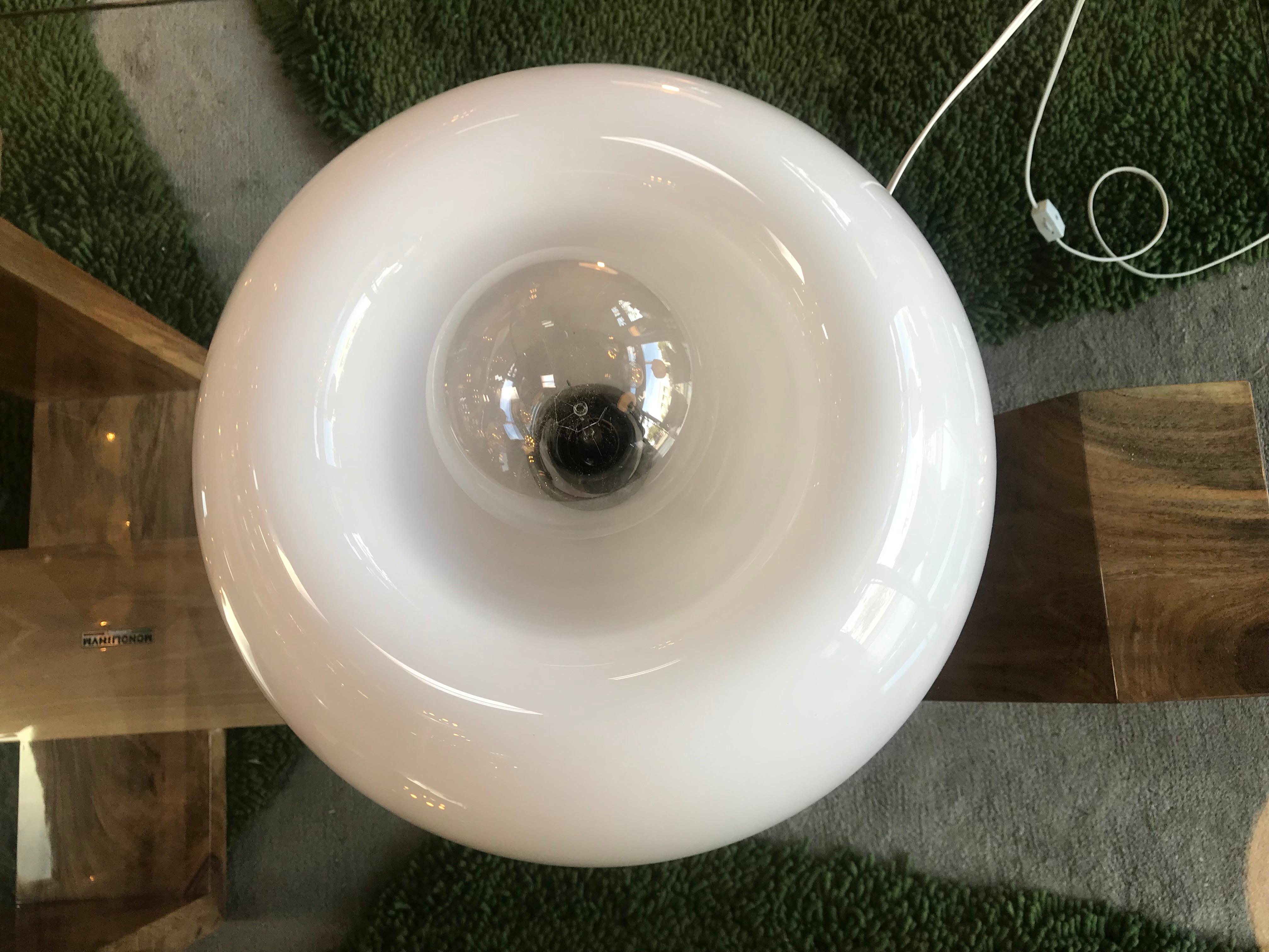 Ère spatiale Lampe de bureau en verre de Murano soufflé à la main blanc flos, Italie, de la période spatiale en vente