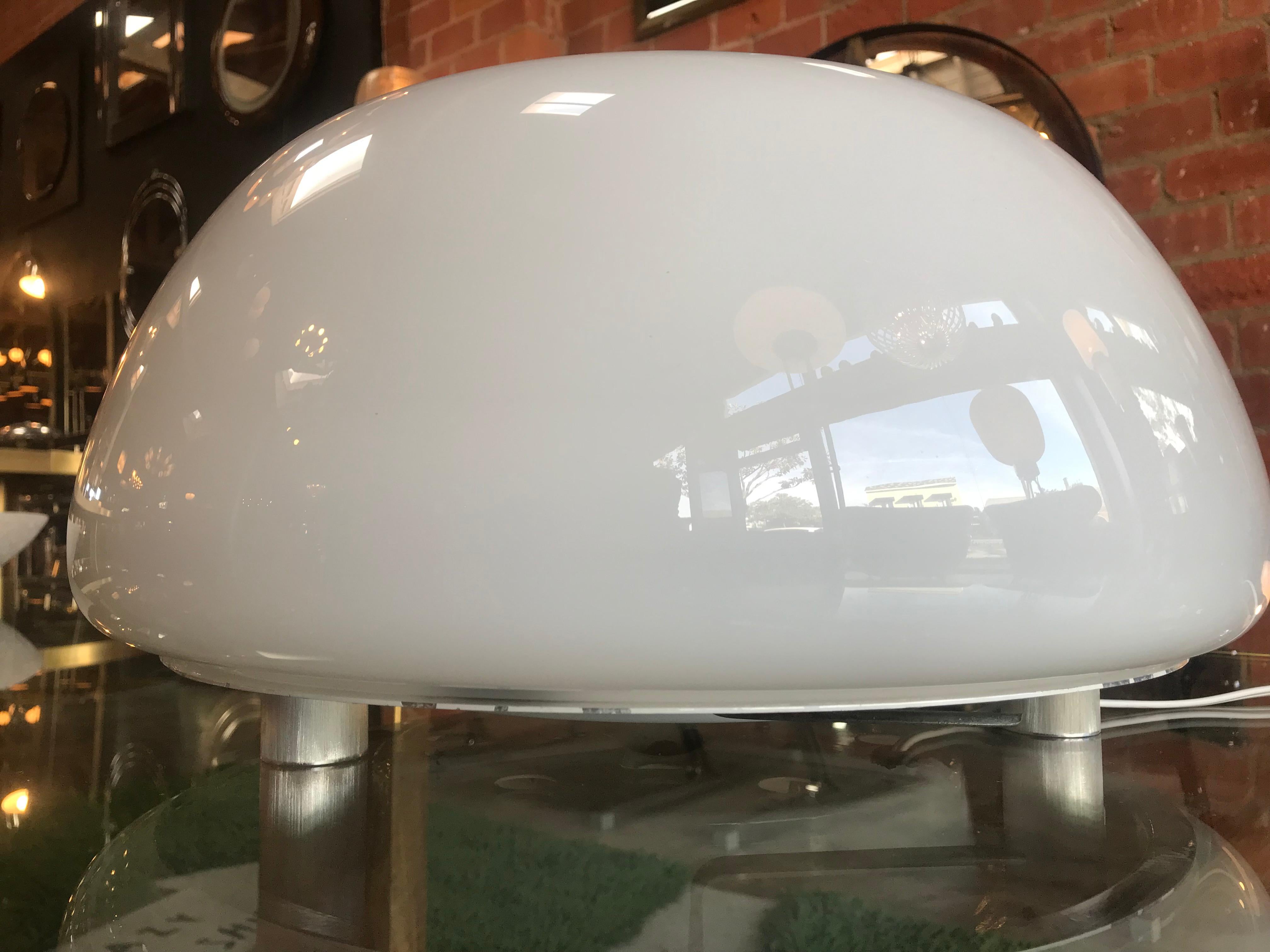 Fait main Lampe de bureau en verre de Murano soufflé à la main blanc flos, Italie, de la période spatiale en vente
