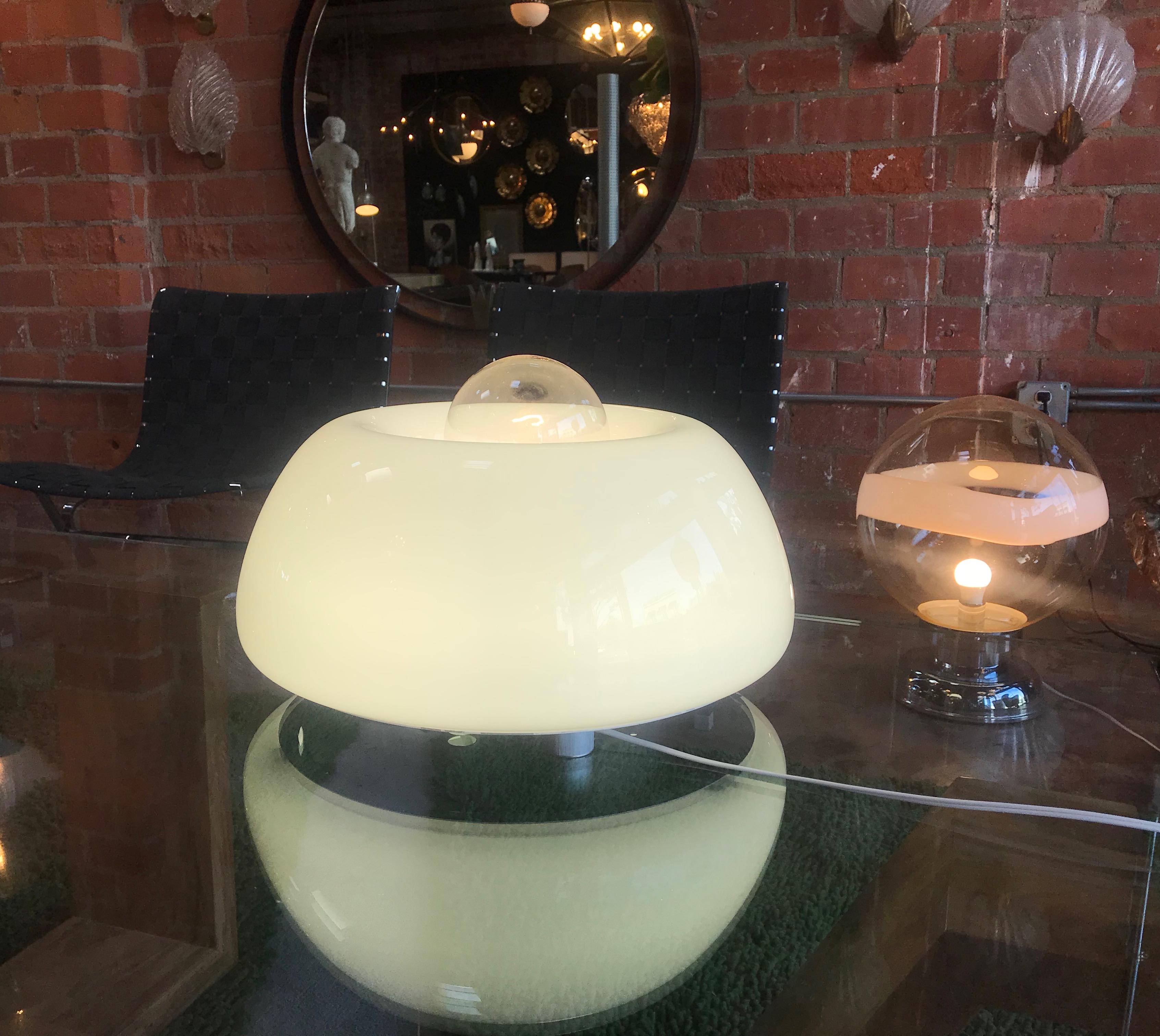 Milieu du XXe siècle Lampe de bureau en verre de Murano soufflé à la main blanc flos, Italie, de la période spatiale en vente