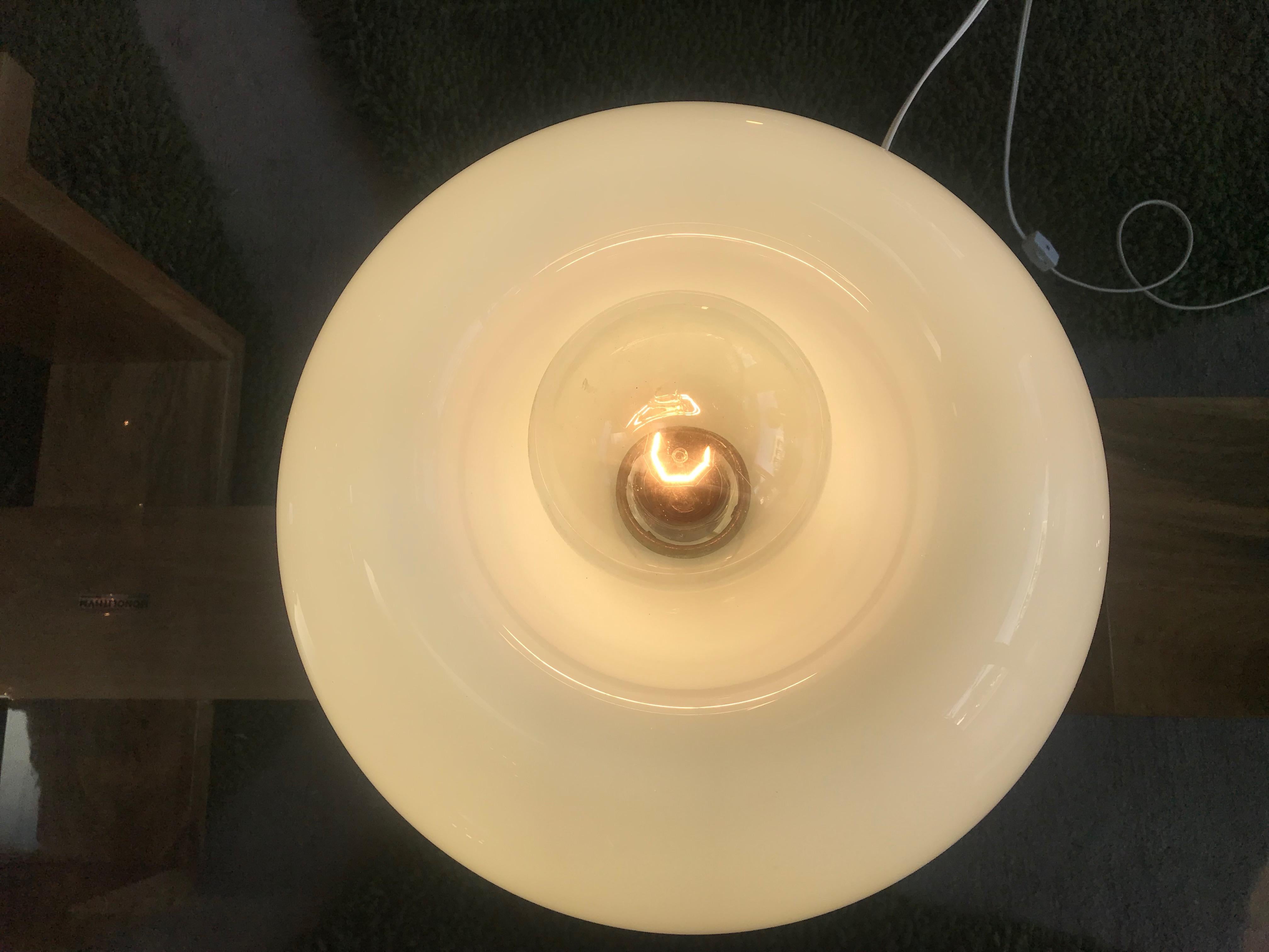 Aluminium Lampe de bureau en verre de Murano soufflé à la main blanc flos, Italie, de la période spatiale en vente