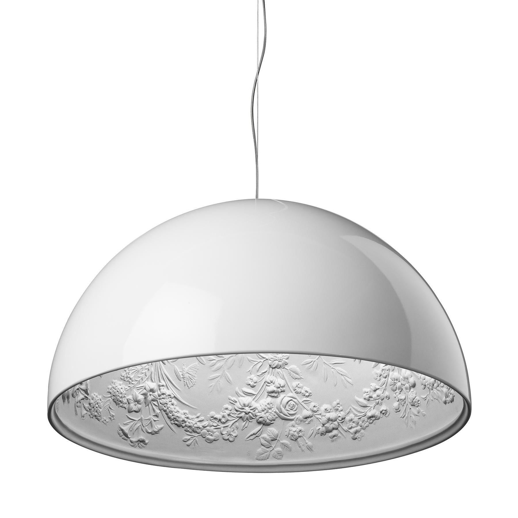 Imagine a stunning display blooming above you: Created by Marcel Wanders, the Skygarden S is just that. A gracefully hanging hemisphere, the pendant lamp makes a powerful impression with its sheer size. However, it is the inner diffuser in white