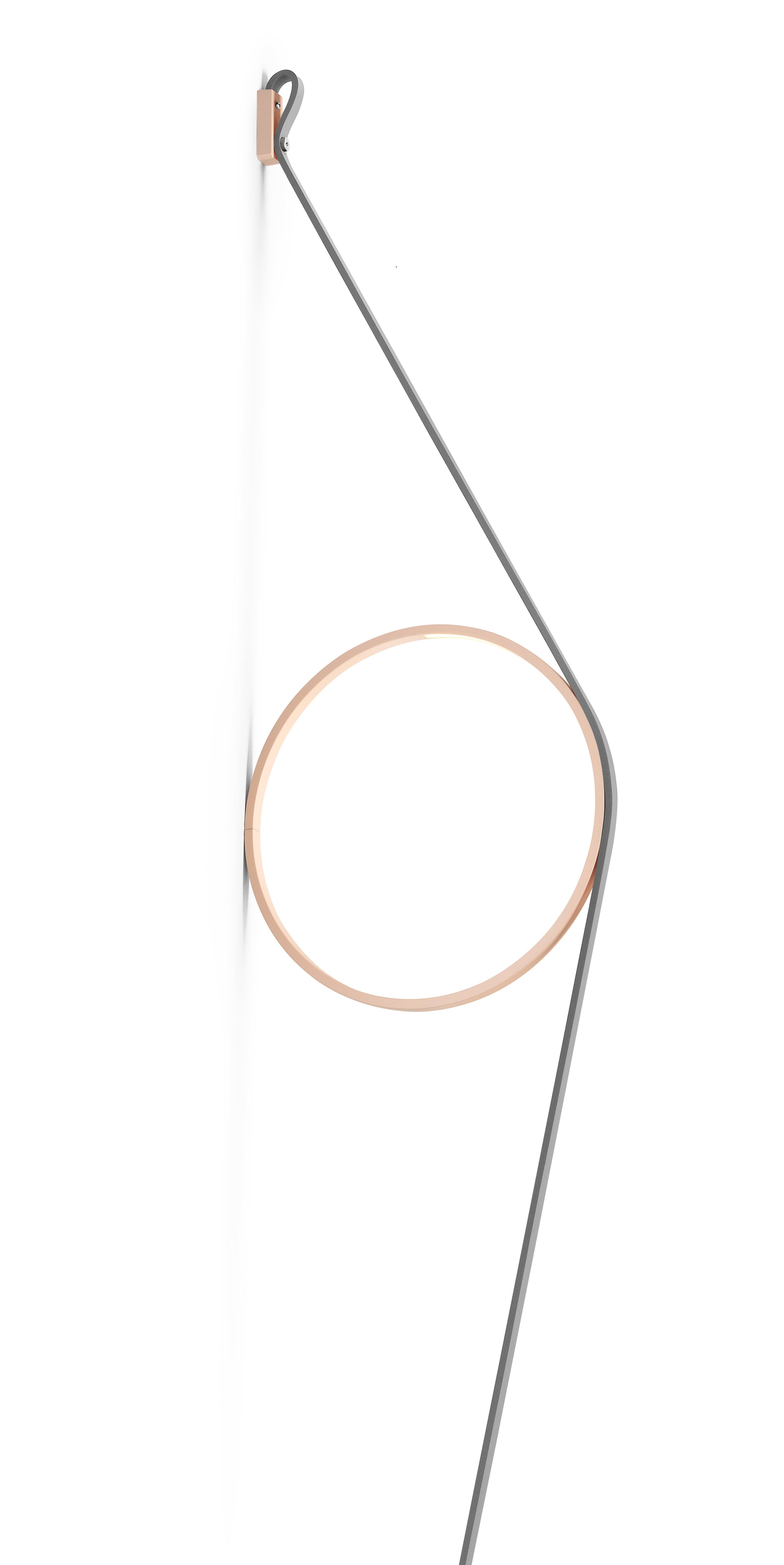 Un ejercicio de reducción, despojado de sus elementos más esenciales, que ofrece una luz bellamente representada. El cable sujeta un sencillo anillo provisto de una tira de LED. El cable y la anilla están disponibles en distintas combinaciones de