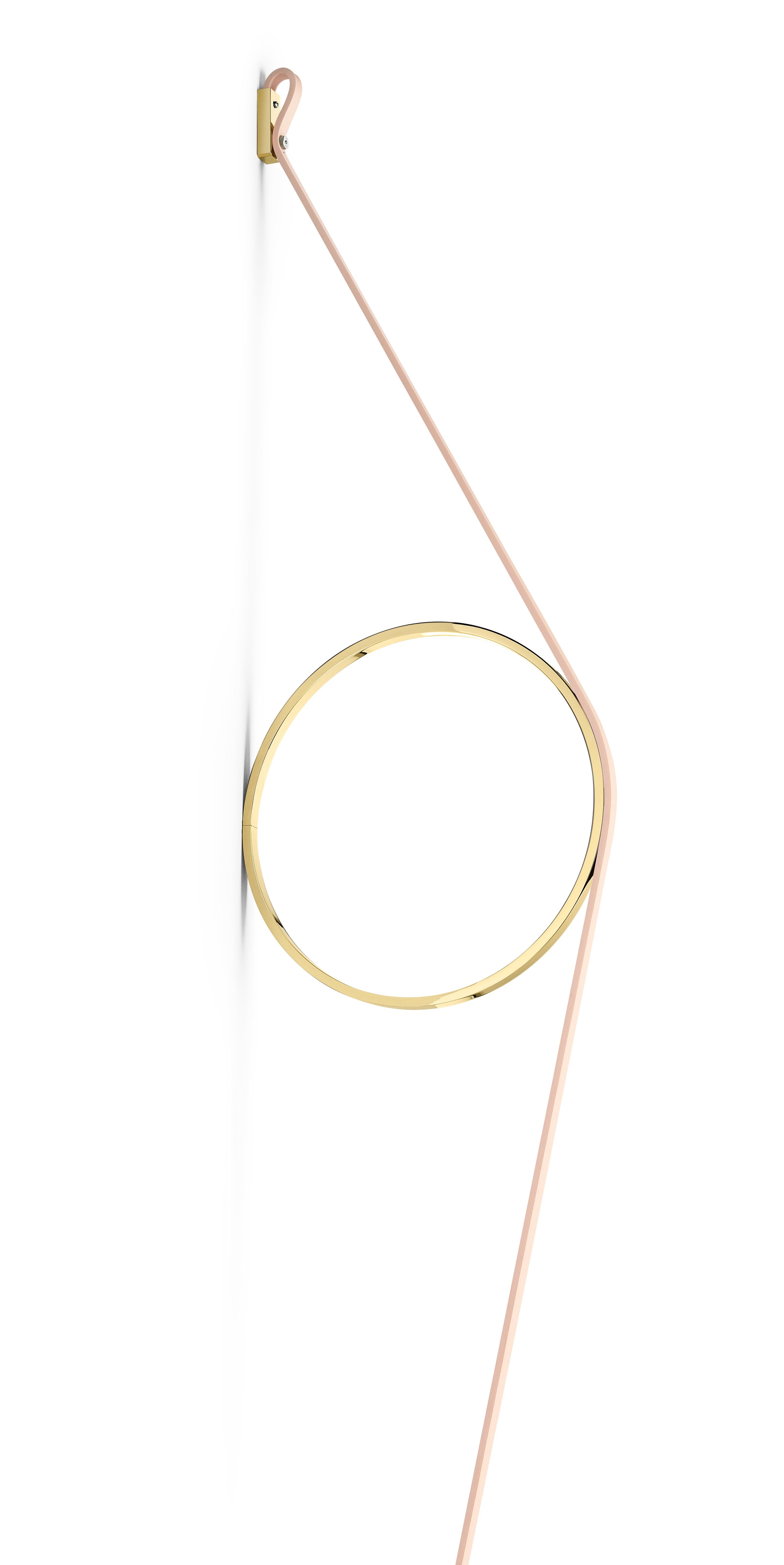 Un ejercicio de reducción, despojado de sus elementos más esenciales, que ofrece una luz bellamente representada. El cable sujeta un sencillo anillo provisto de una tira de LED. El cable y la anilla están disponibles en distintas combinaciones de