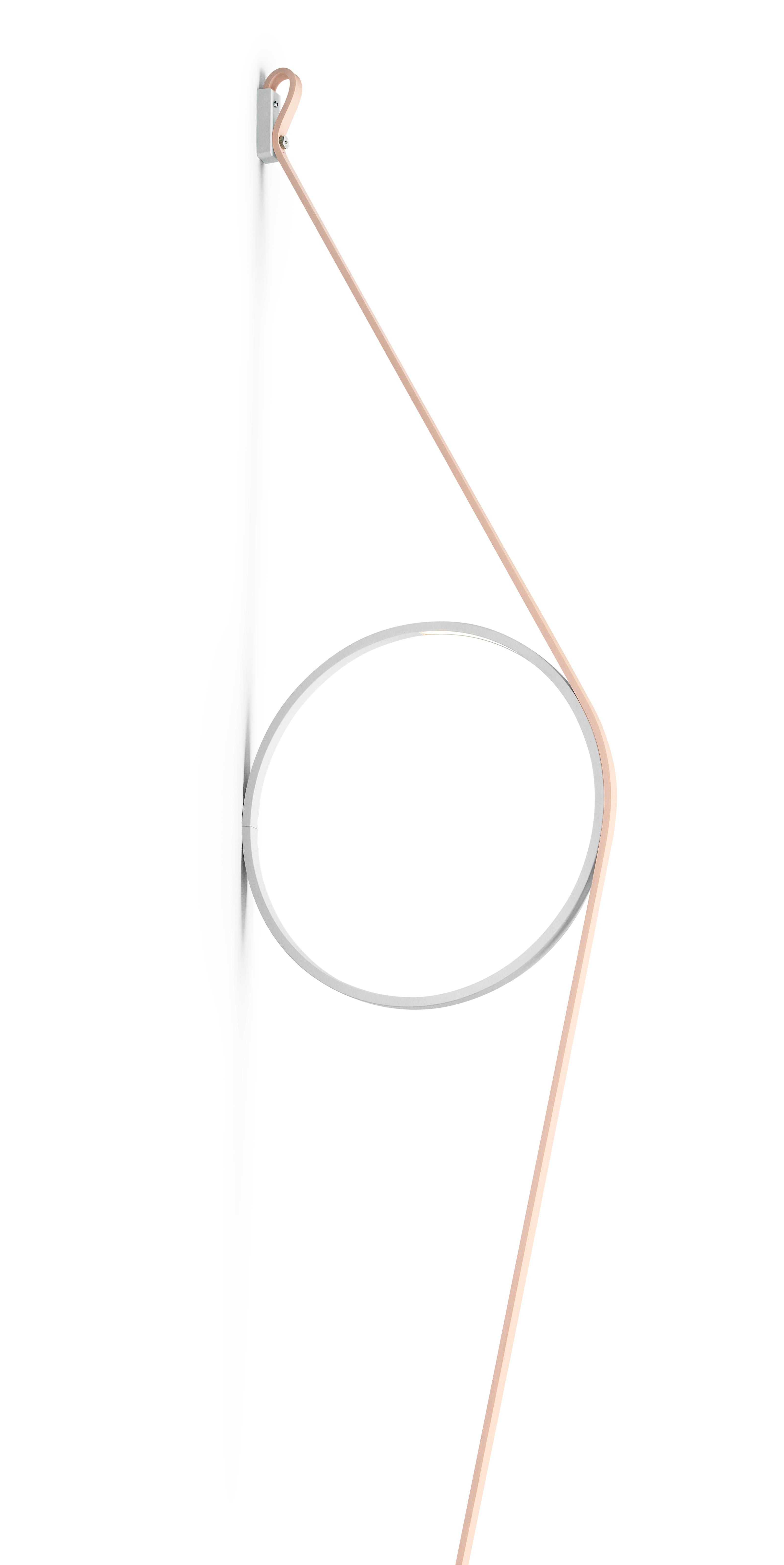 Un ejercicio de reducción, despojado de sus elementos más esenciales, que ofrece una luz bellamente representada. El cable sujeta un sencillo anillo provisto de una tira de LED. El cable y la anilla están disponibles en distintas combinaciones de
