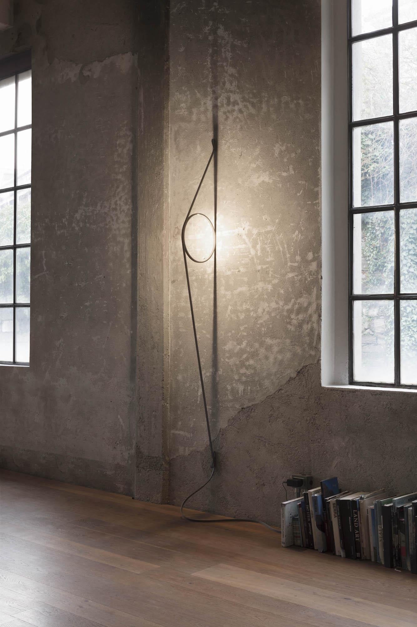 Italiano Lampada da parete FLOS Wirering in bianco e nero di Formafantasma in vendita