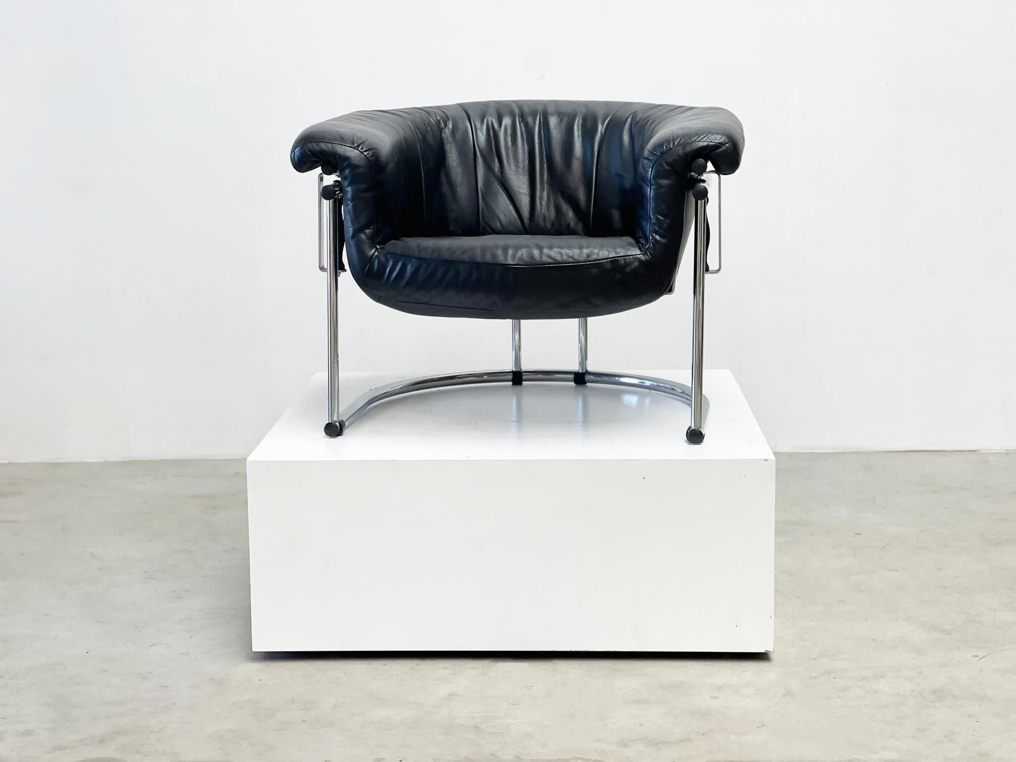 Floting Italian leather sofa In Good Condition For Sale In Nijlen, VAN