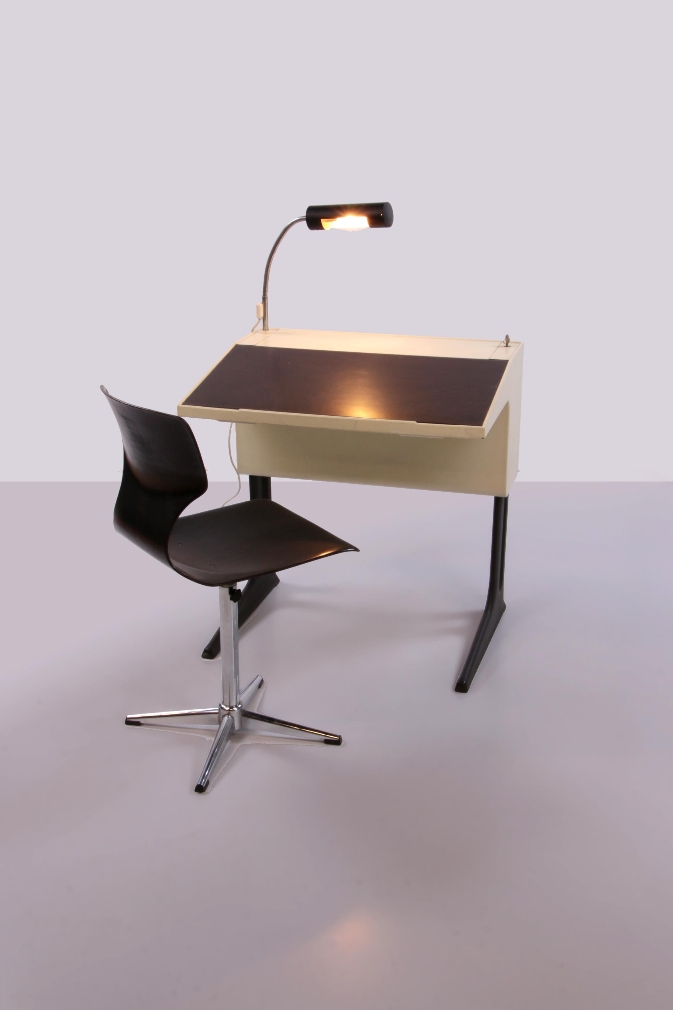 Flötotto adjustable desk design by Luigi Colani, 1970 Germany.


Space age desk from the 1970s by Luigi Colani for Flötotto.

Body and height-adjustable plastic frame with a hinged wood effect writing surface. There are several useful features