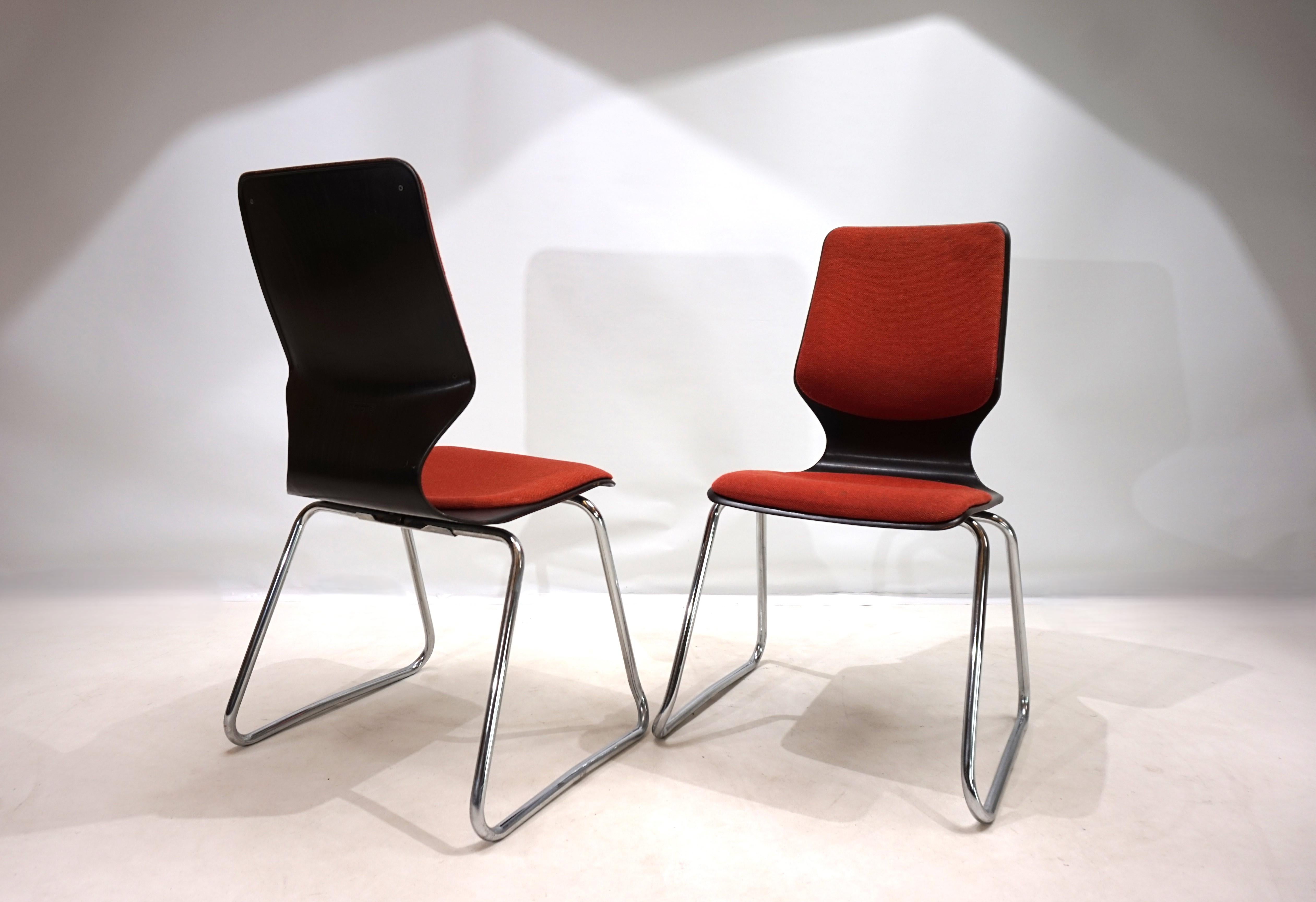 
A set of 2 Flötotto chairs in the sought-after design with a high backrest and upholstered seat and backrest. These chairs allow for very comfortable seating in combination with a design icon. The Pagwood shells are in perfect condition. The seat