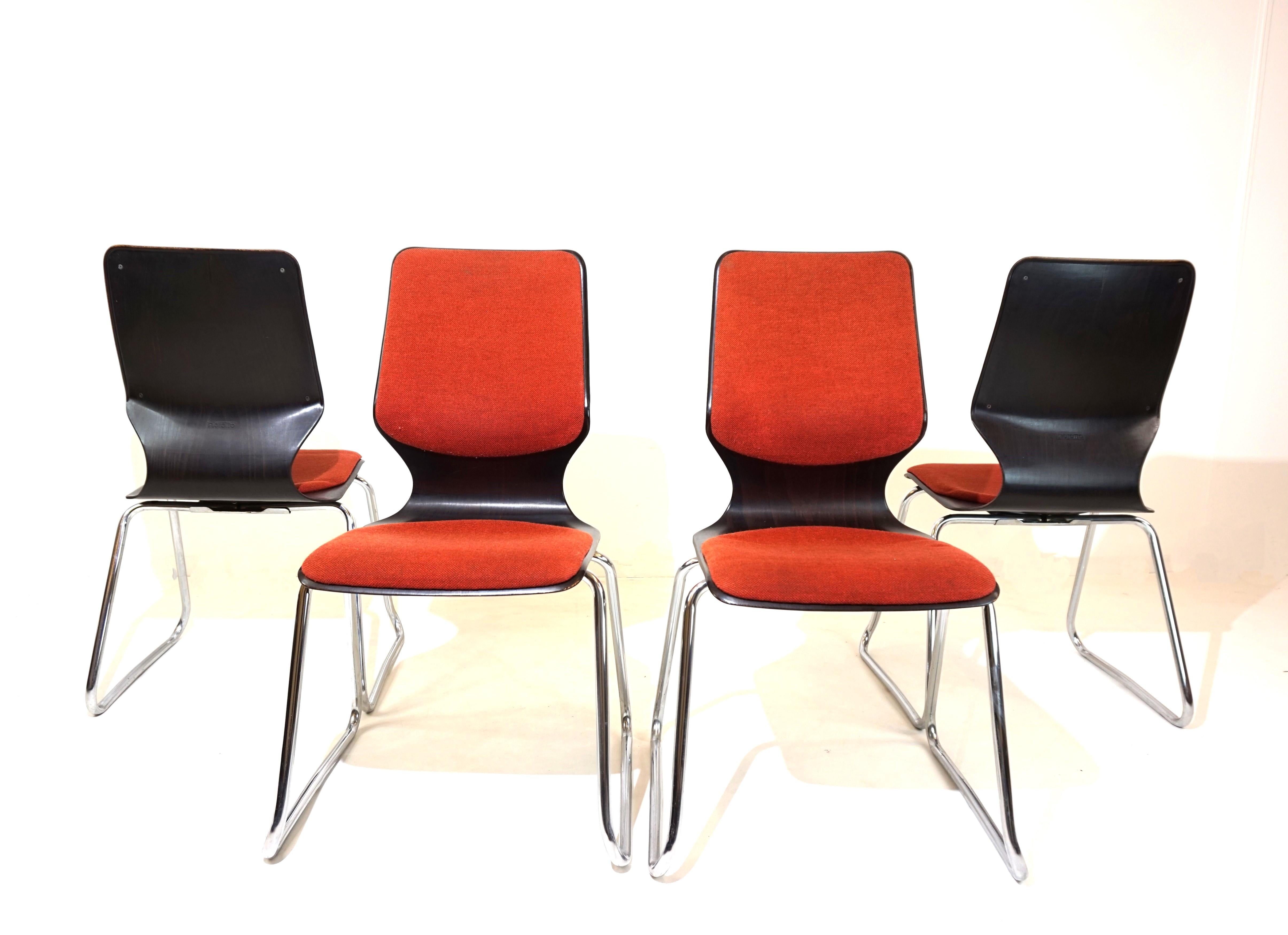 Ein Satz von 4 Flötotto-Stühlen im gewünschten Design mit hoher Rückenlehne und gepolsterter Sitz- und Rückenschale. Diese Stühle ermöglichen sehr bequemes Sitzen in Verbindung mit einer Design-Ikone. Die Pagholz-Schalen sind in perfektem Zustand.