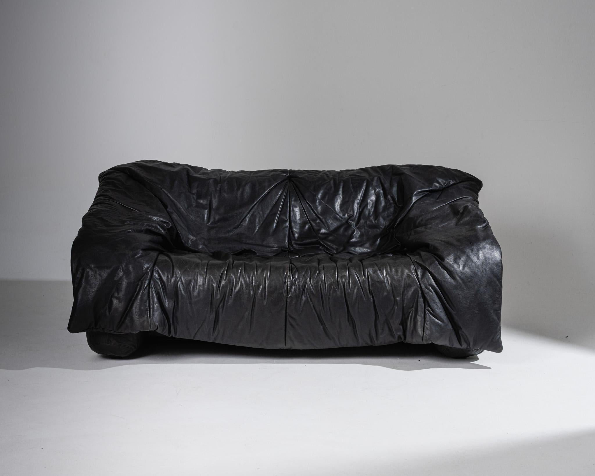 Canapé Flou Flou, édité par Ligne Roset dans les années 1980, conçu par Donato d'Urbino et Paolo Lomazzi. 
Un modèle caractérisé par ses lignes douces et son padding généreux, offrant un confort enveloppant. 

Revêtement en cuir noir avec ses