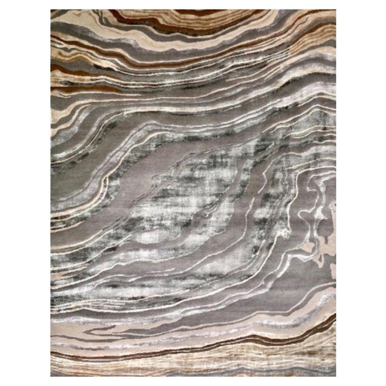 Tappeto FLOW 400 di Illulian
Dimensioni: D400 x H300 cm 
Materiali: Lana 50%, seta 50%
Sono disponibili varianti e i prezzi possono variare a seconda dei materiali e delle dimensioni. 

Illulian, storico e prestigioso marchio di tappeti, rinomato a