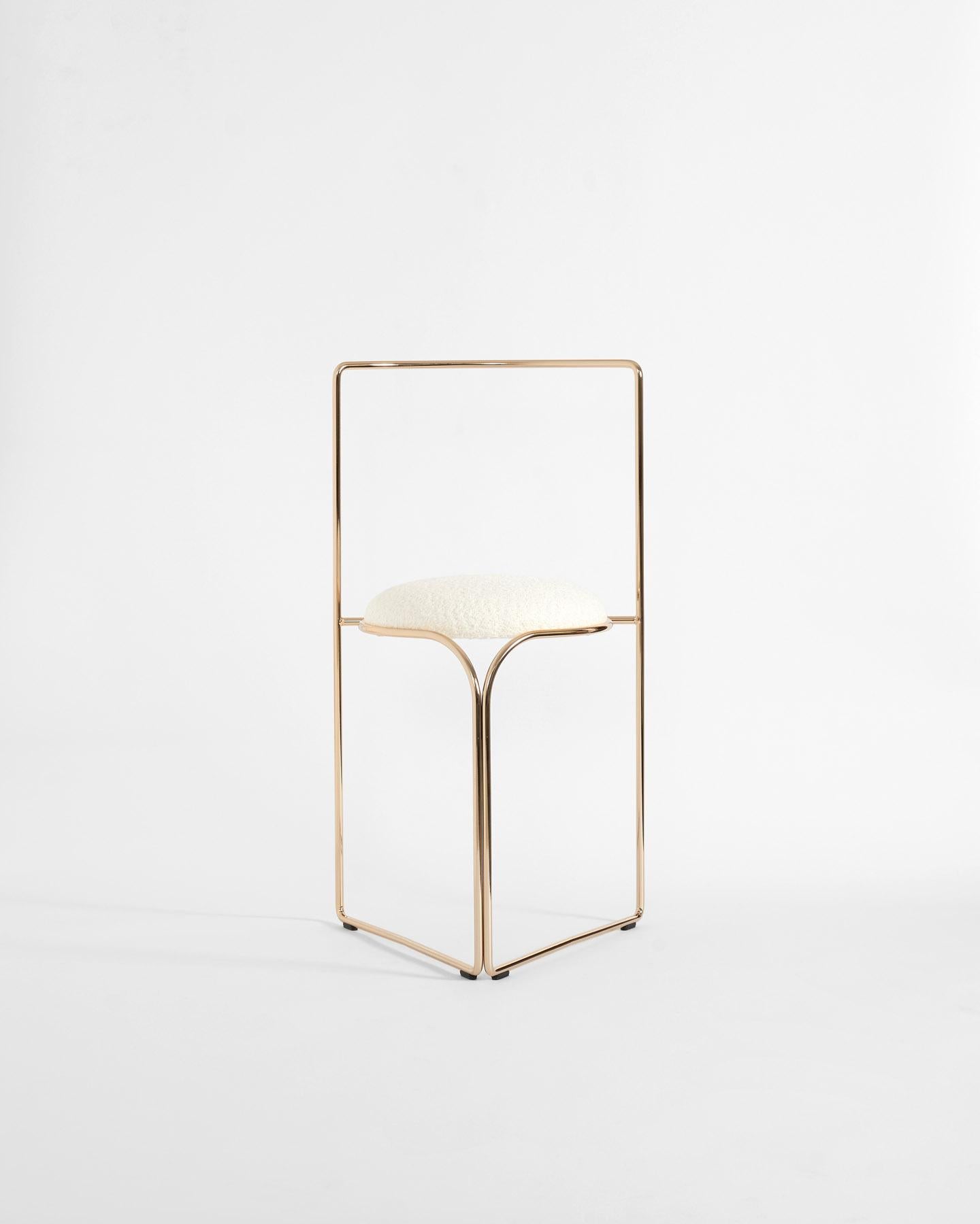Sedia Flow Aureo di Enrico Girotti ENRICO
Dimensioni: L. 45 x P. 43 x H. 82 cm
Materiali: Steele, Rivestimento.
Peso: 5 kg. 

Enrico Girotti è un designer industriale che ha trovato nella parola 