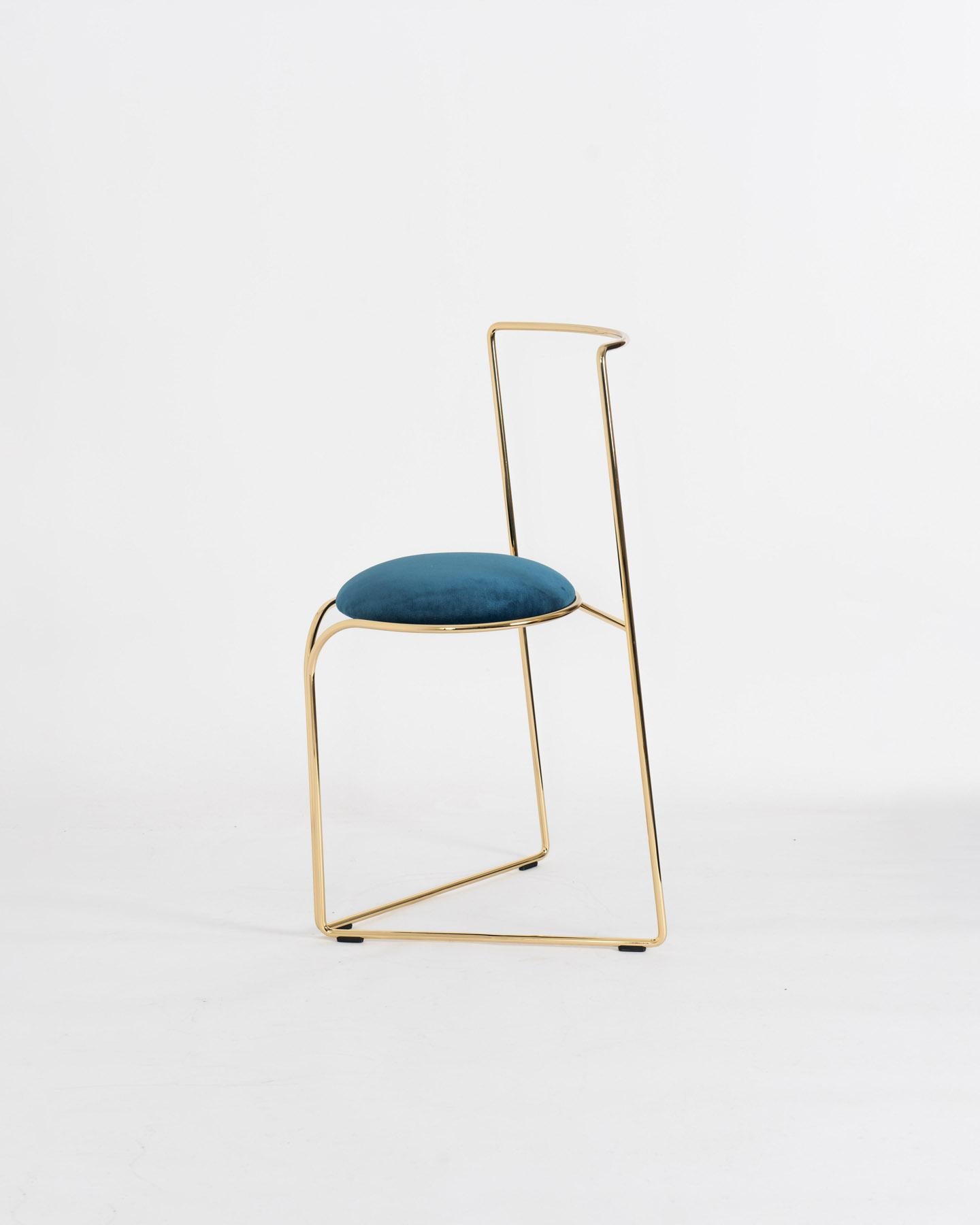 Sedia Flow Aureo di Enrico Girotti ENRICO
Dimensioni: L. 45 x P. 43 x H. 82 cm
Materiali: Steele, Rivestimento.
Peso: 5 kg. 

Enrico Girotti è un designer industriale che ha trovato nella parola 