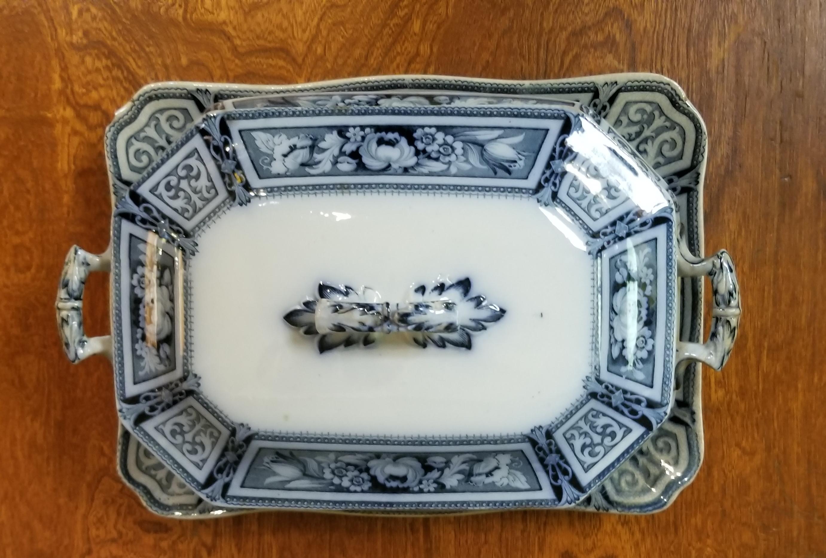 Flow Blue Ceramic Tureen, Early 20th Century In Good Condition For Sale In Fulton, CA