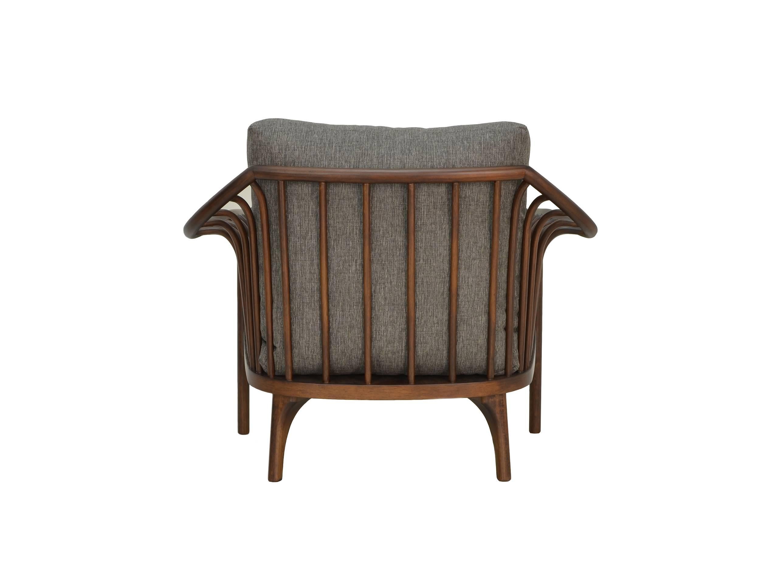 The design of Flow armchair keeps a traditional and simplistic mood, but the wooden structure suffers distortions and seems to “soften”, bringing a certain surprise and a contemporary touch to this piece. This effect is possible through the building