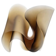 Flow Bronze, eine sattbraune Skulptur aus massivem Gussglas von Karin Mrch