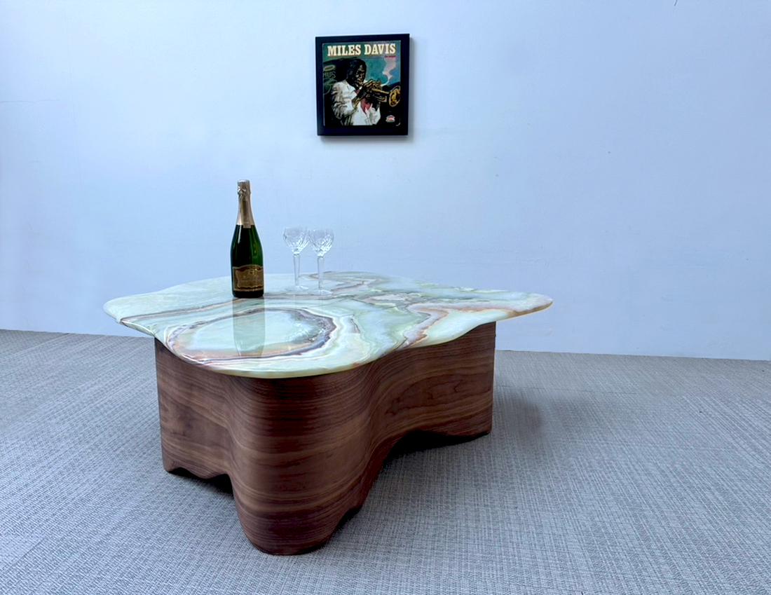 Cette table basse est une pièce maîtresse de notre dernière collection 'Flow' inspirée par l'harmonie sans effort des formes de la nature. Chaque courbe et chaque contour reflètent le processus instinctif du designer, créant ainsi une pièce à la
