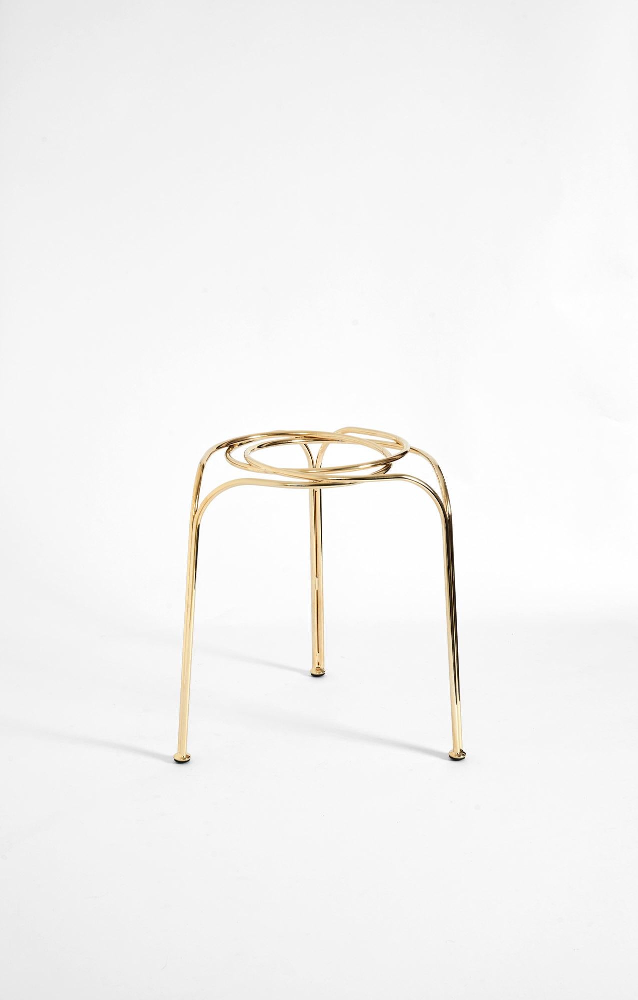 Minimaliste Tabouret Flow contemporain et minimaliste en or fabriqué en Italie par LapiegaWD en vente