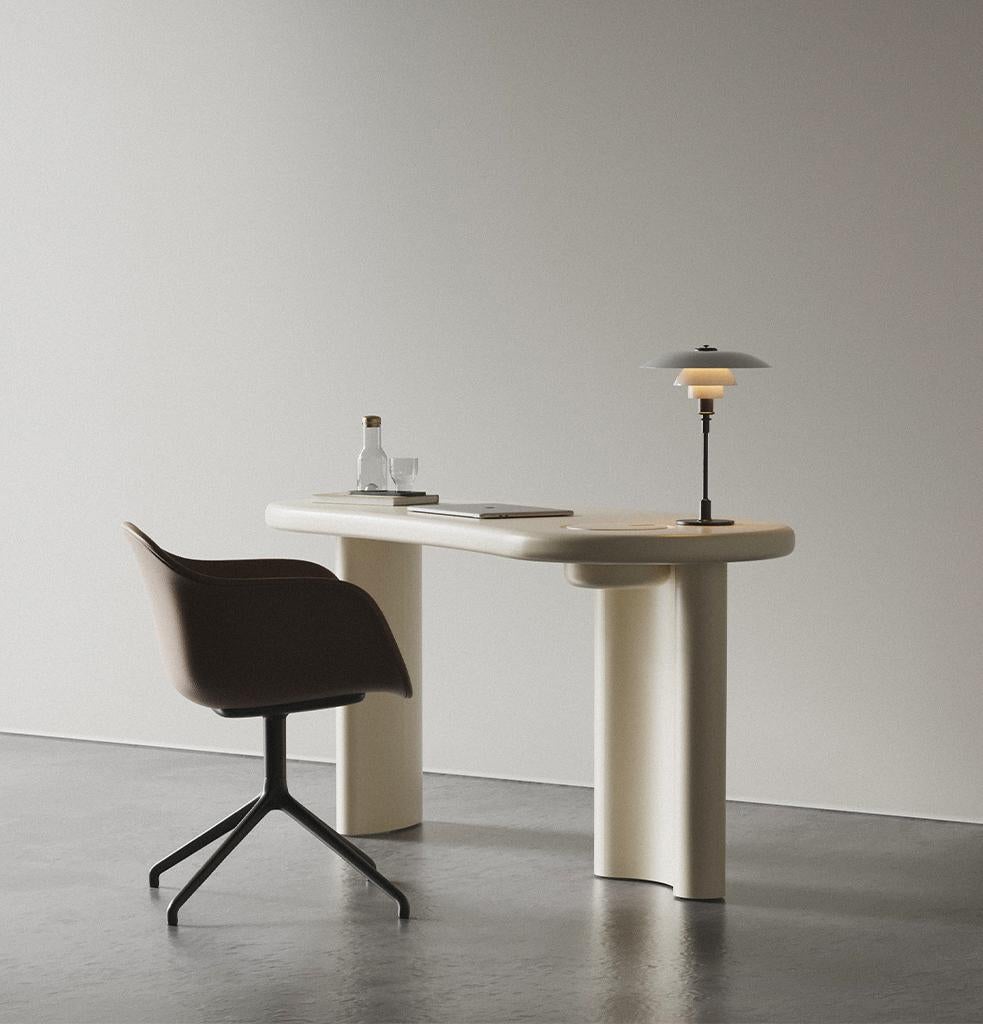 La scrivania Flow dona un tocco estetico al tuo spazio di lavoro grazie alle sue linee eleganti e fluide. Le linee organiche create dalla natura ispirano la struttura tranquilla di questa scrivania. Il suo design compatto è ideale per essere