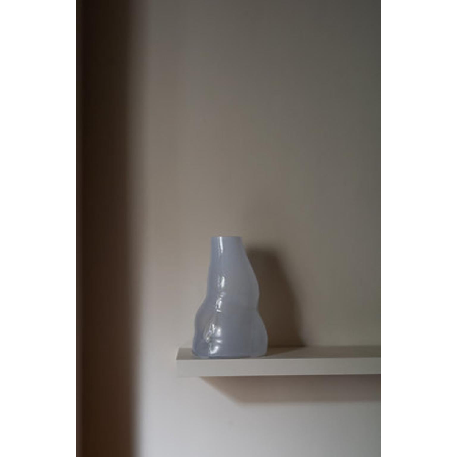 Vaso Flow Glacier L di Milena Kling
Un pezzo unico.
Dimensioni: Ø 20 x H. 40 cm. 
Materiali: Vetro di cristallo soffiato a bocca.

Ogni vaso Flow è unico nel suo genere e firmato personalmente da Milena Kling.
Can può scegliere tra la nostra