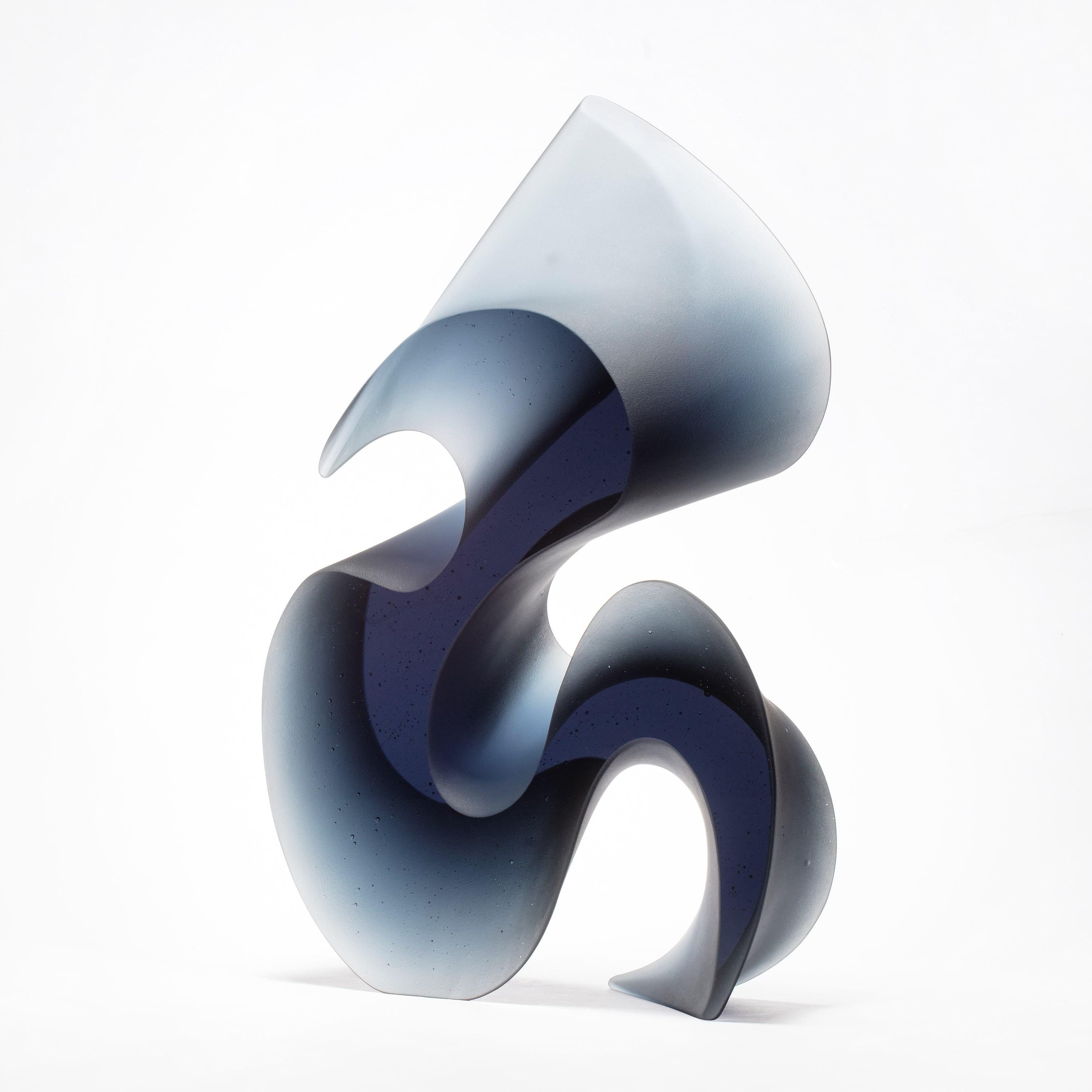 Flow Grey Blue, eine stahlblaue Skulptur aus massivem Gussglas von Karin Mrch im Angebot 1