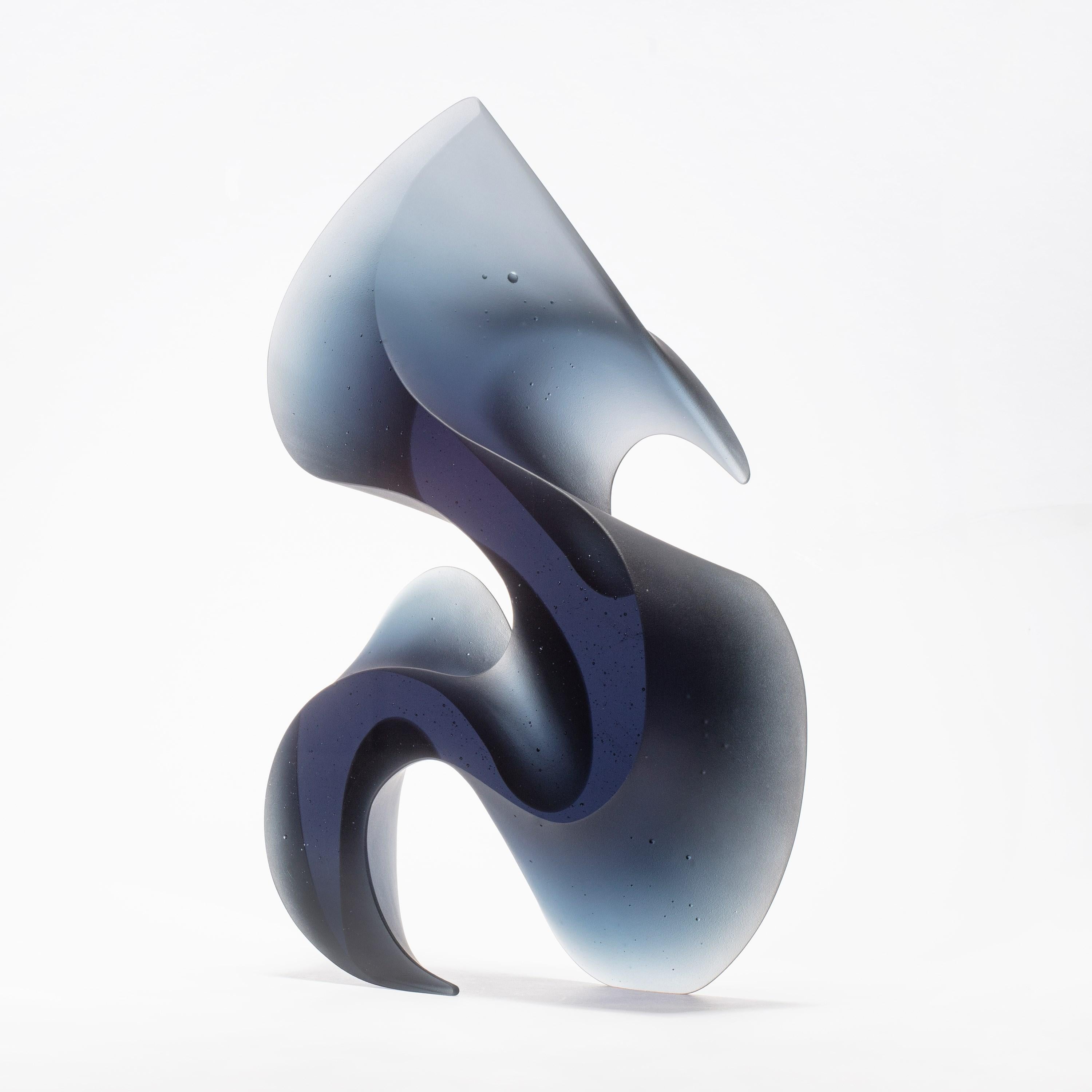 Flow Grey Blue, eine stahlblaue Skulptur aus massivem Gussglas von Karin Mrch im Angebot 2