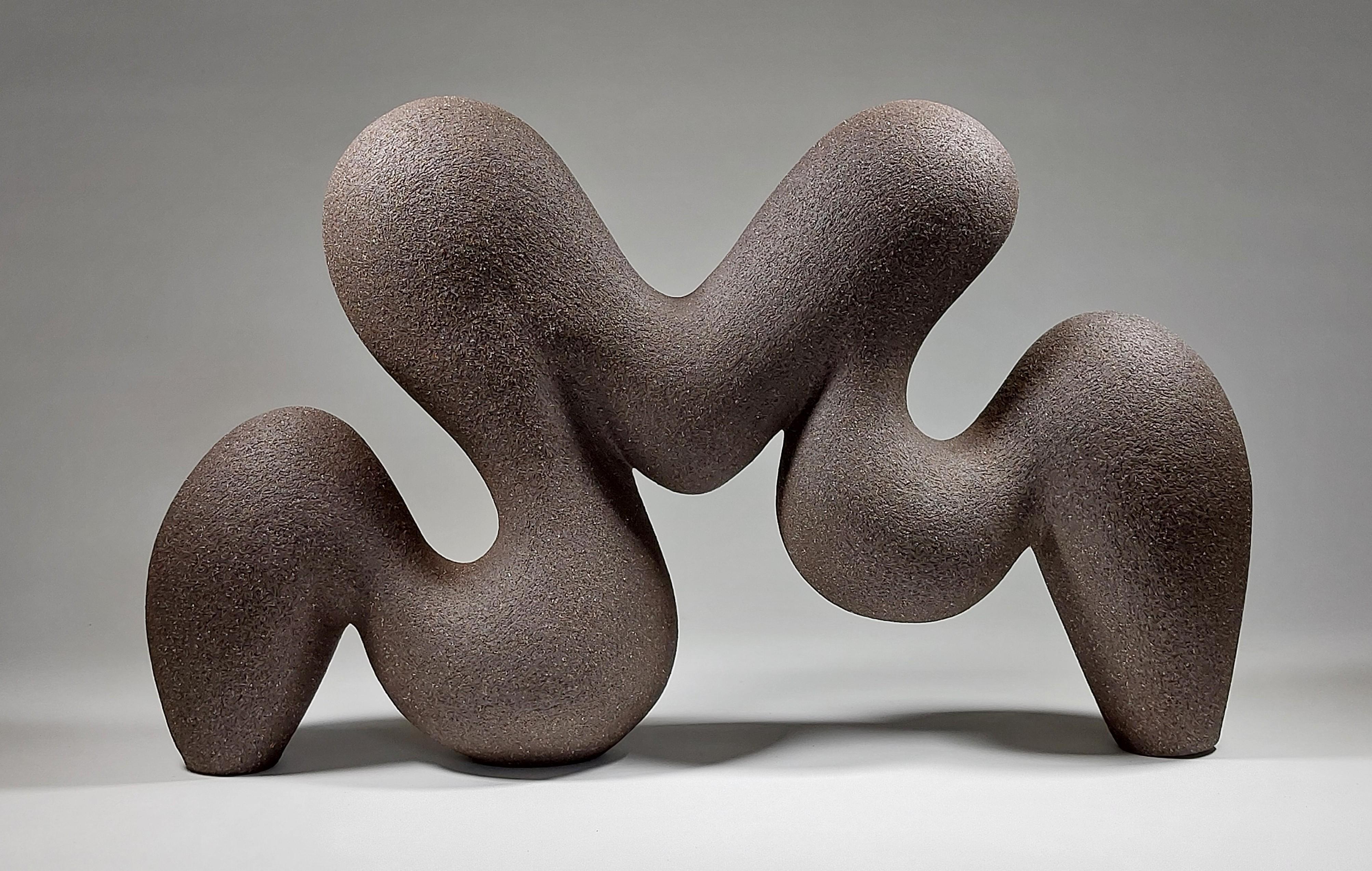 Fluss Nr. 2 -  Abstract Black Ceramic Sculpture von Rachel Peters, UK, Auf Lager.

Flow No 2 ist Teil einer fortlaufenden Serie, die sich mit Rhythmus, Bewegung und skulpturaler Präsenz beschäftigt. Das in Handarbeit im Wickelverfahren hergestellte