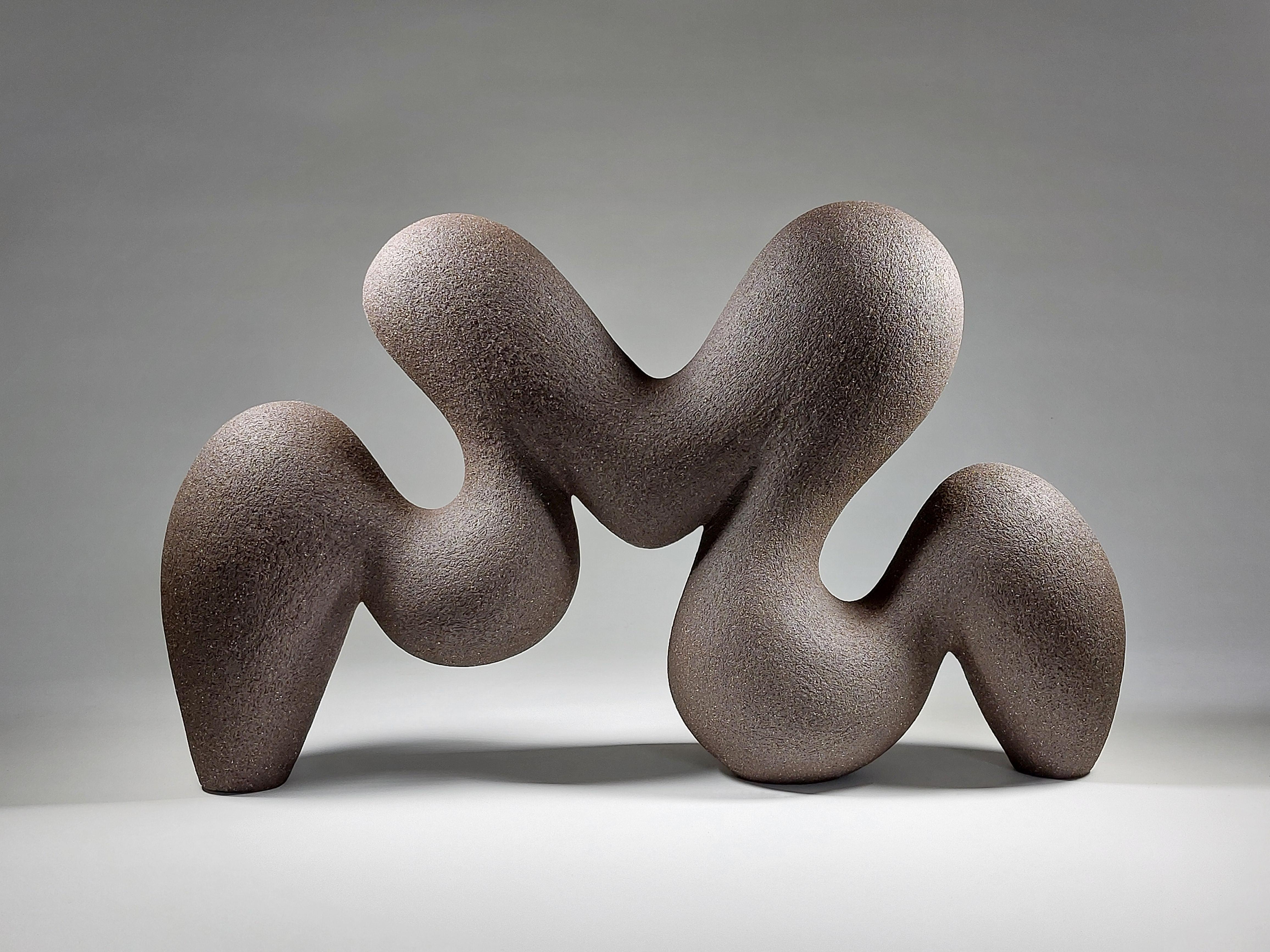 Flow No 2 - Abstrakte schwarze Keramik-Skulptur von Rachel Peters, UK, Vorrätig (Moderne) im Angebot