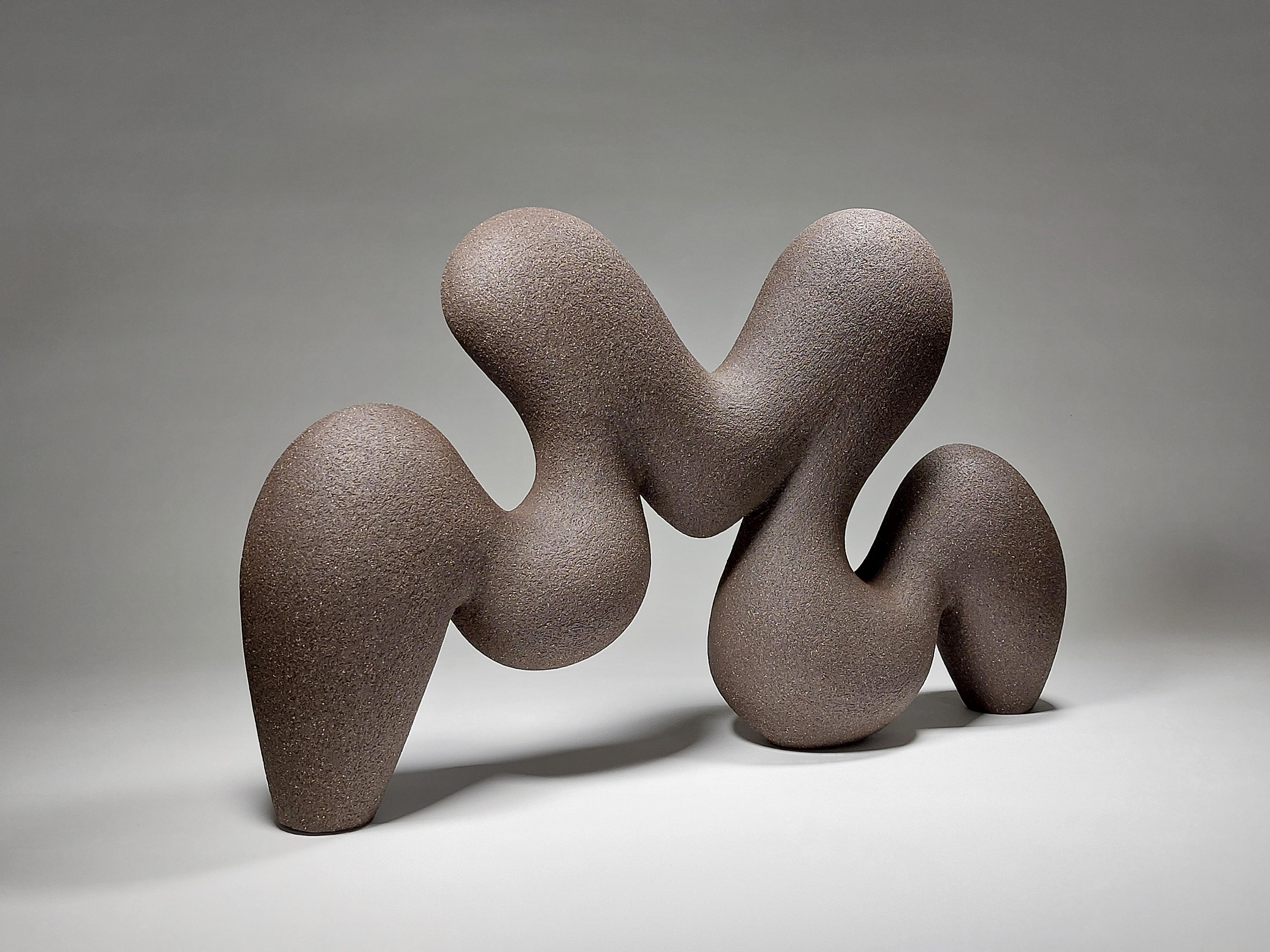 Flow No 2 - Abstrakte schwarze Keramik-Skulptur von Rachel Peters, UK, Vorrätig (Britisch) im Angebot