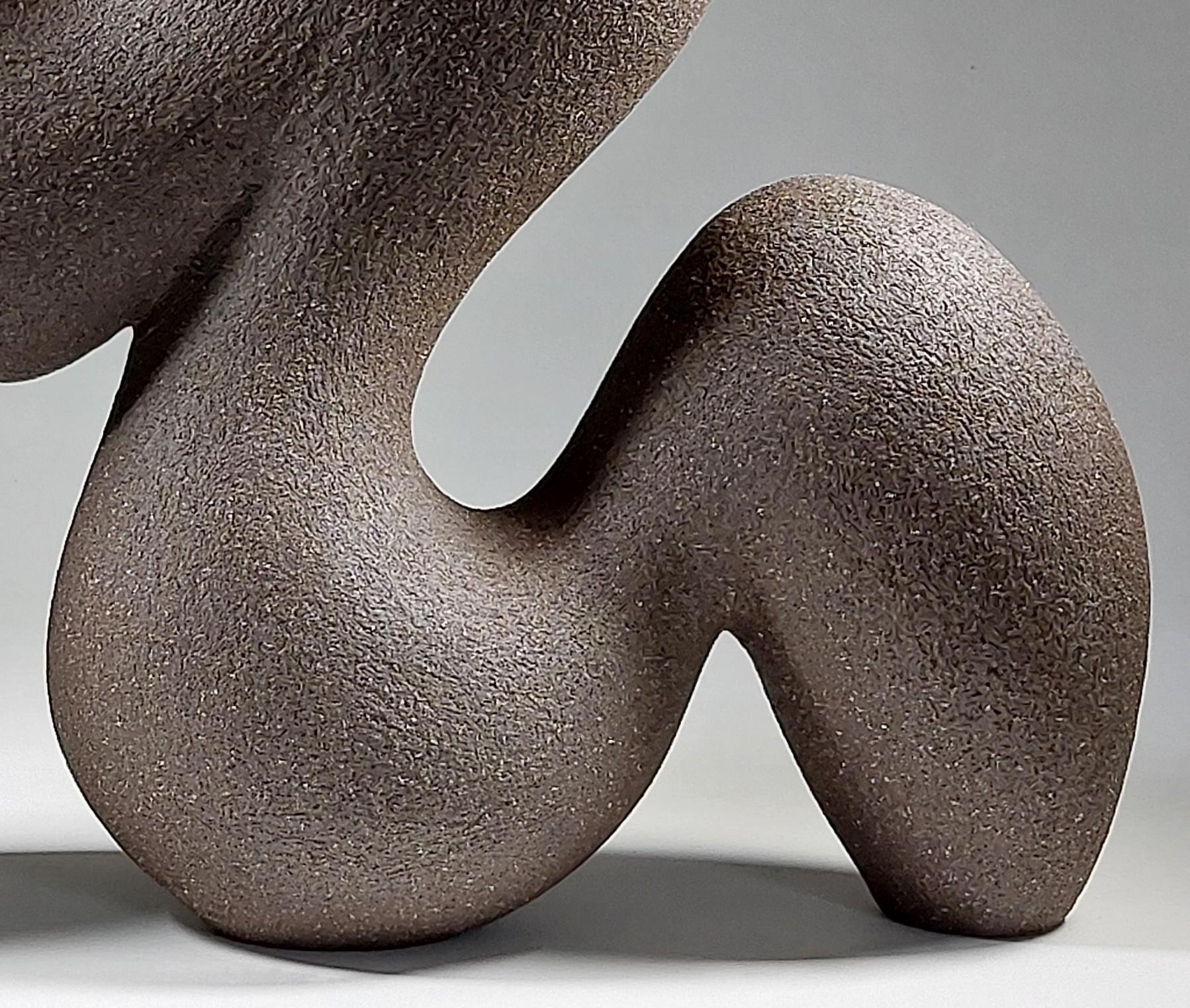 Flow No 2 - Abstrakte schwarze Keramik-Skulptur von Rachel Peters, UK, Vorrätig im Zustand „Neu“ im Angebot in Wirral, GB
