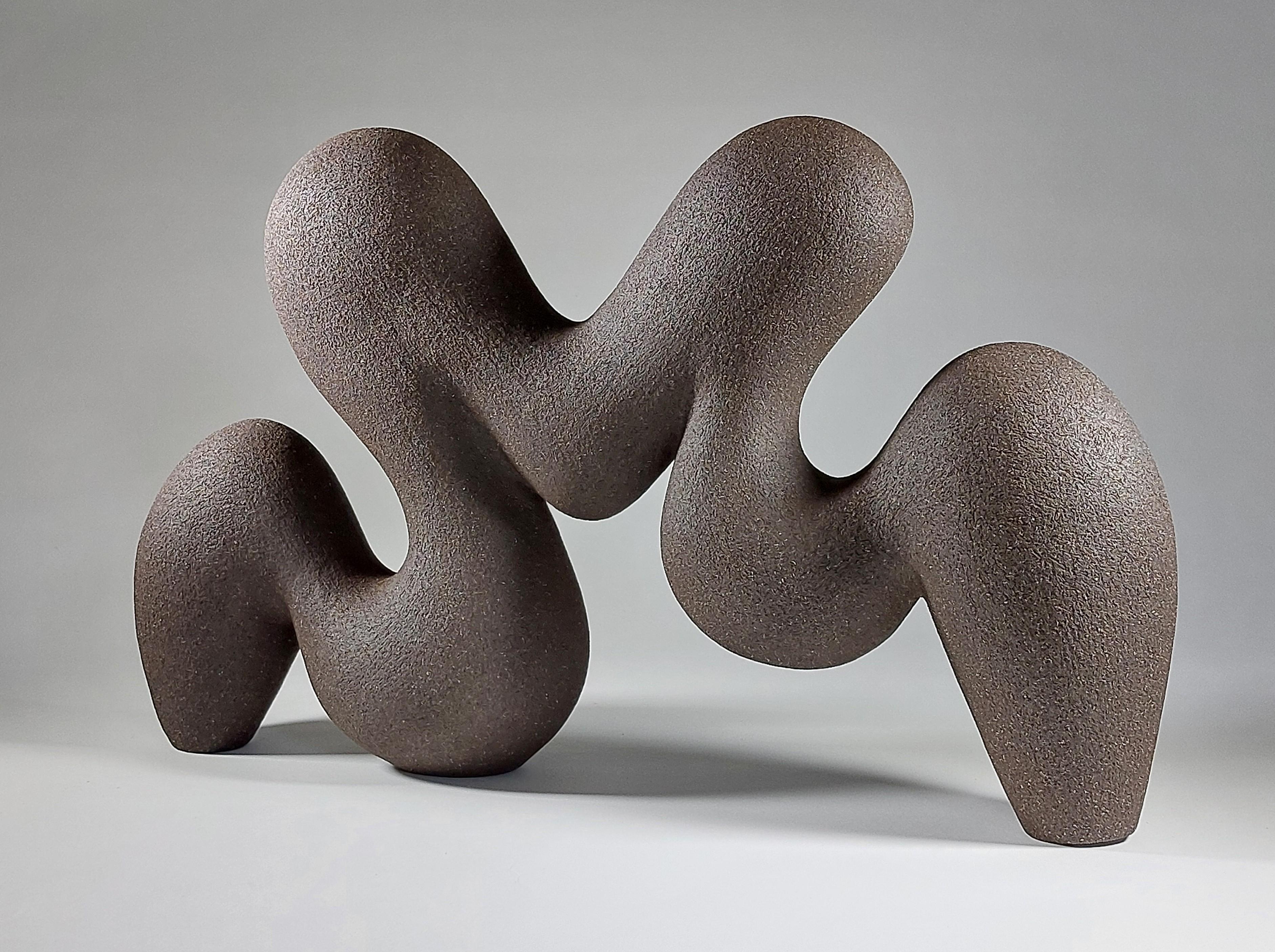 Flow No 2 - Abstrakte schwarze Keramik-Skulptur von Rachel Peters, UK, Vorrätig im Angebot 2