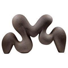Flow No 2 - Scultura astratta in ceramica nera di Rachel Peters, Regno Unito, In magazzino
