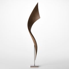 Flow Petit No 23, scultura astratta e fluida in legno Wood e acciaio di Egeværk