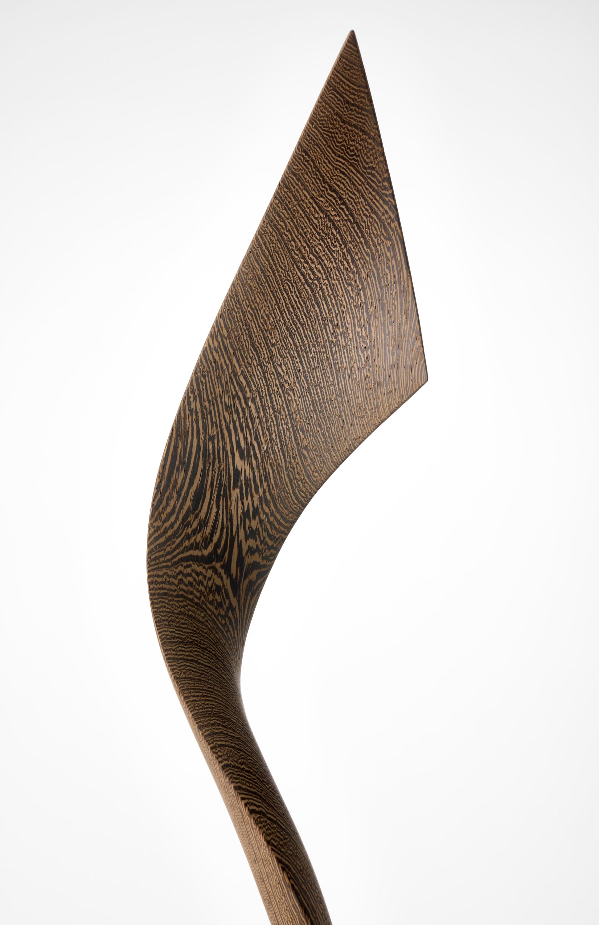 Flow Petit nº 23, escultura abstracta fluida montada en madera de wengué y acero, de Egeværk en Nuevo estado para la venta en London, GB