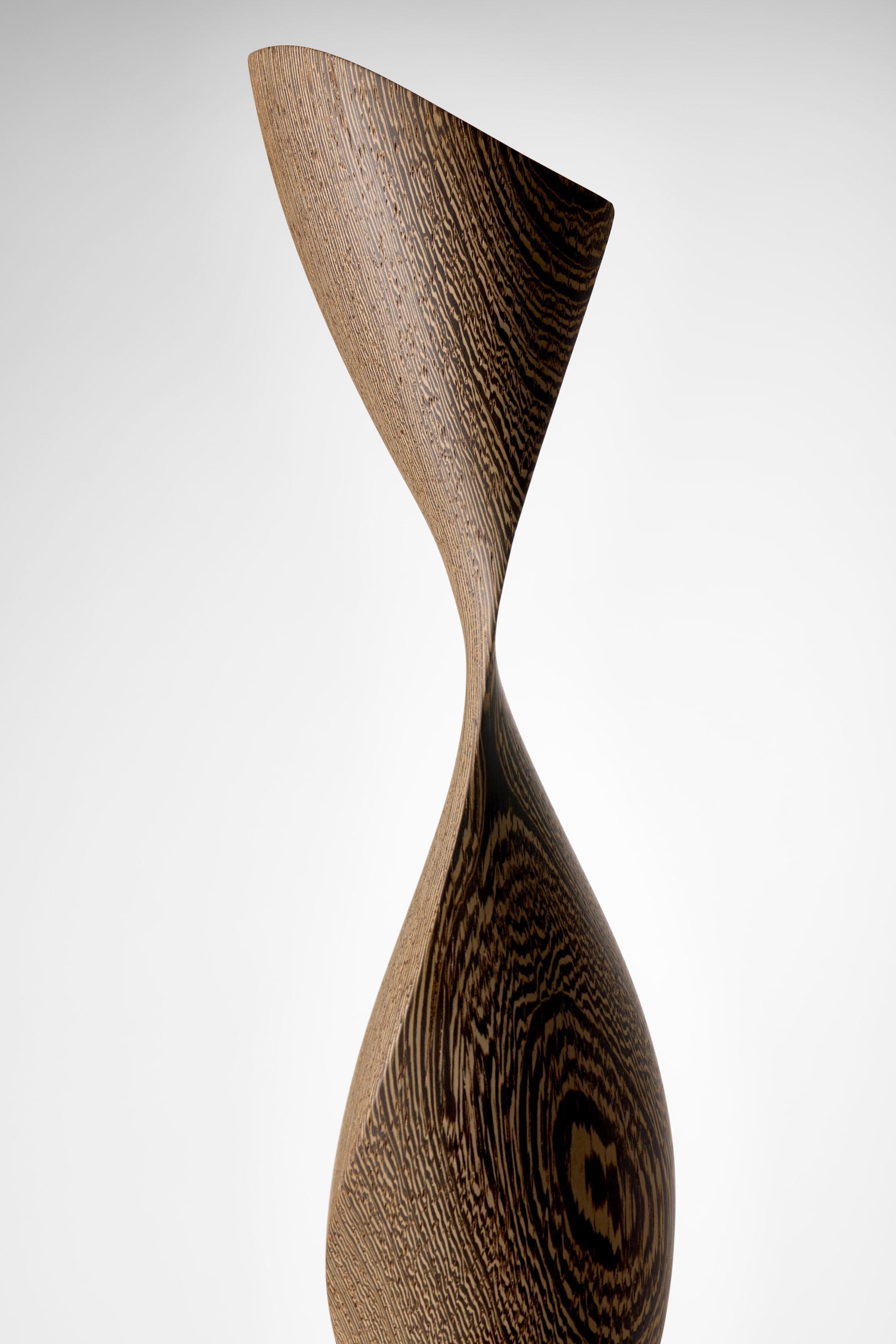 Flow Petit No 27, scultura astratta e fluida in legno Wood e acciaio di Egeværk In condizioni Nuovo in vendita a London, GB