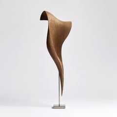 Flow Petit No 3, una scultura astratta in legno dello Studio danese Egeværk