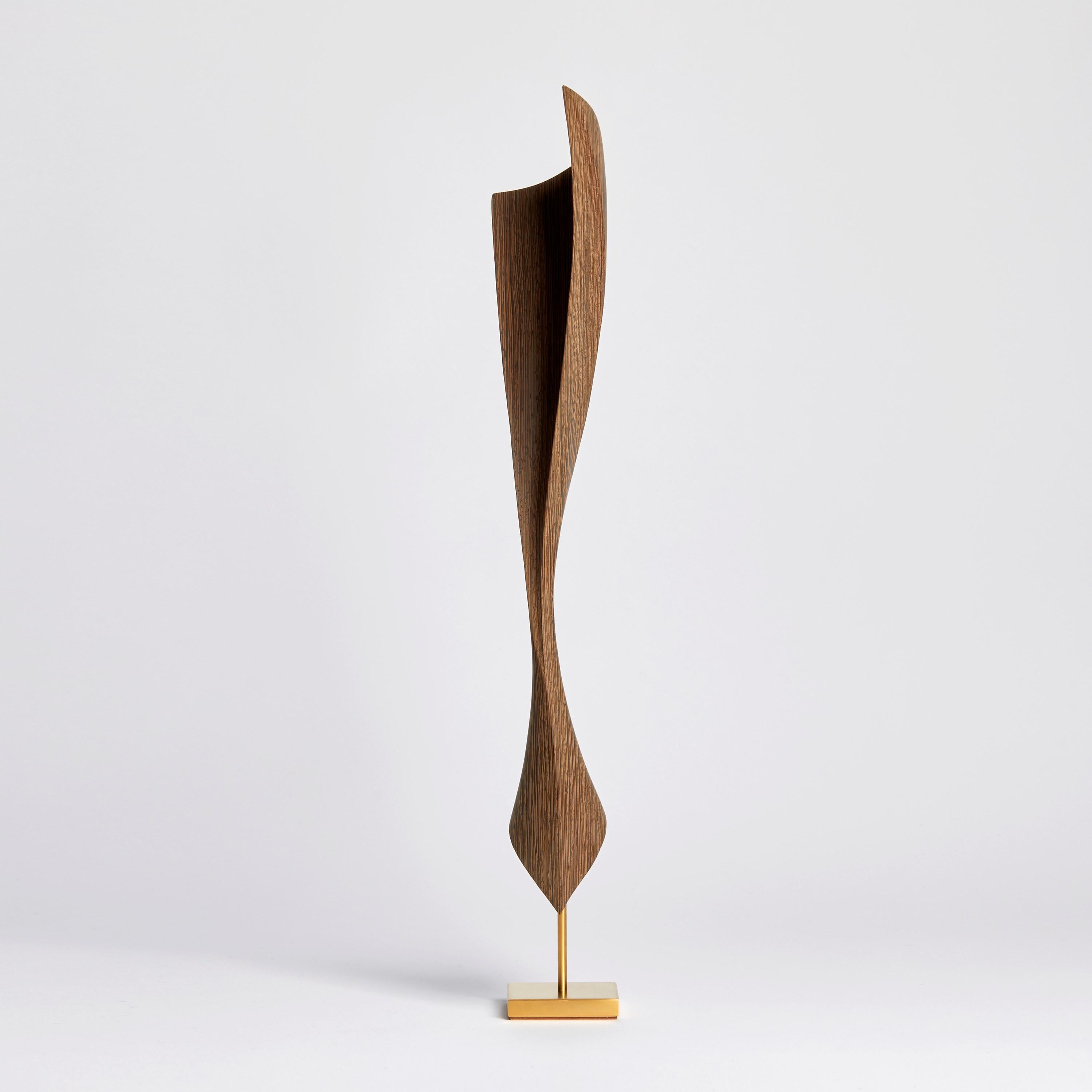 Organique Flow Petit No 7, une sculpture abstraite en bois et en or du studio danois Egeværk en vente