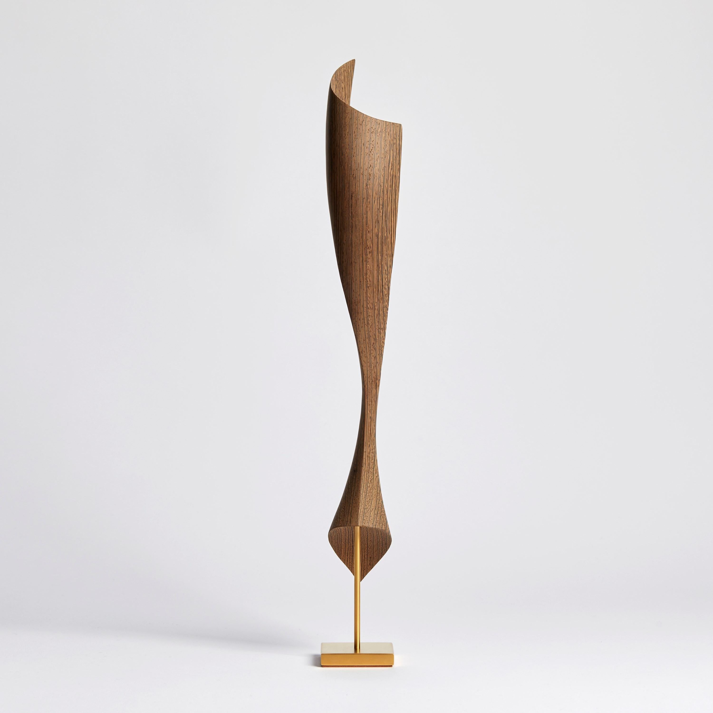 Fait main Flow Petit No 7, une sculpture abstraite en bois et en or du studio danois Egeværk en vente