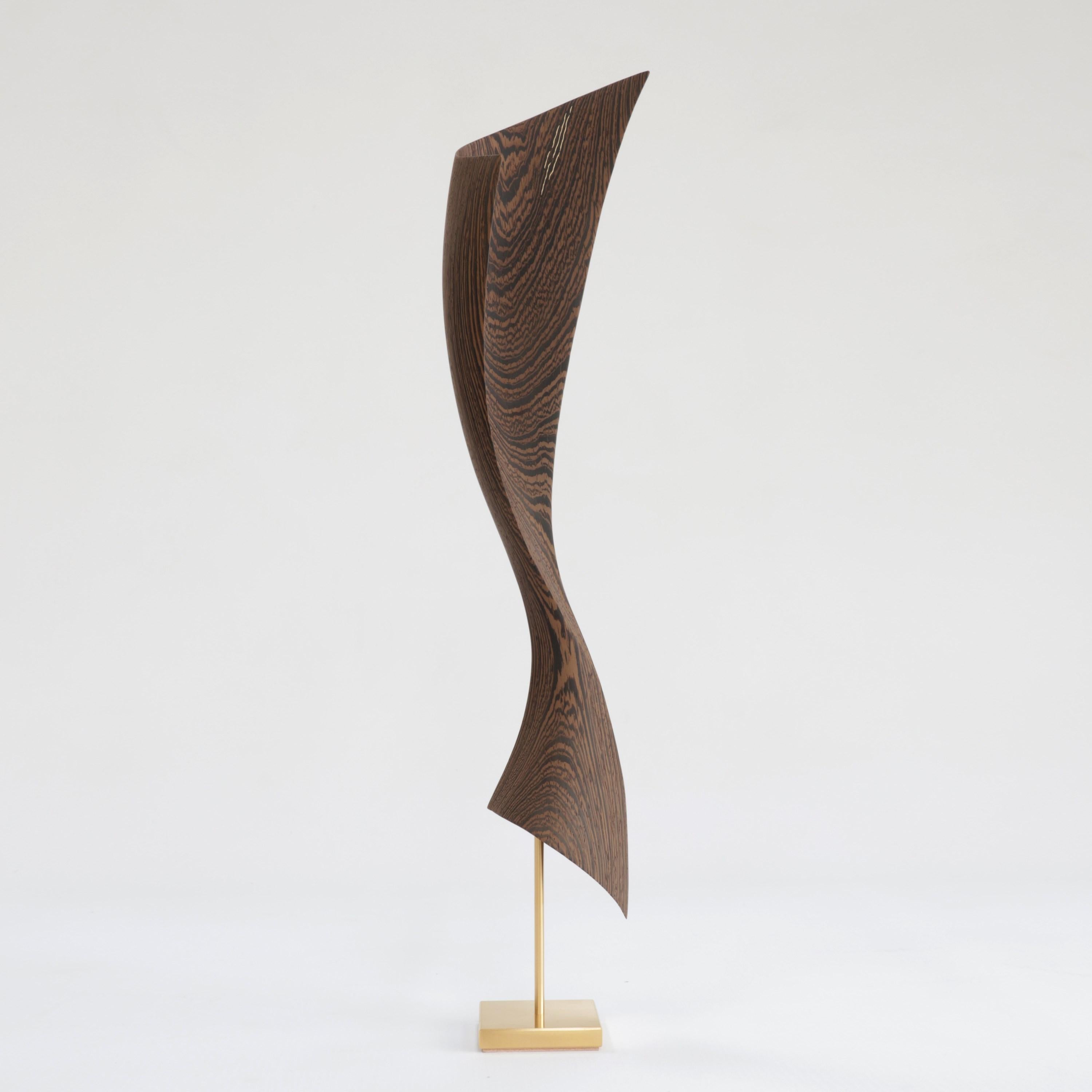 Wengé Flow Petit No 7, une sculpture abstraite en bois et en or du studio danois Egeværk en vente