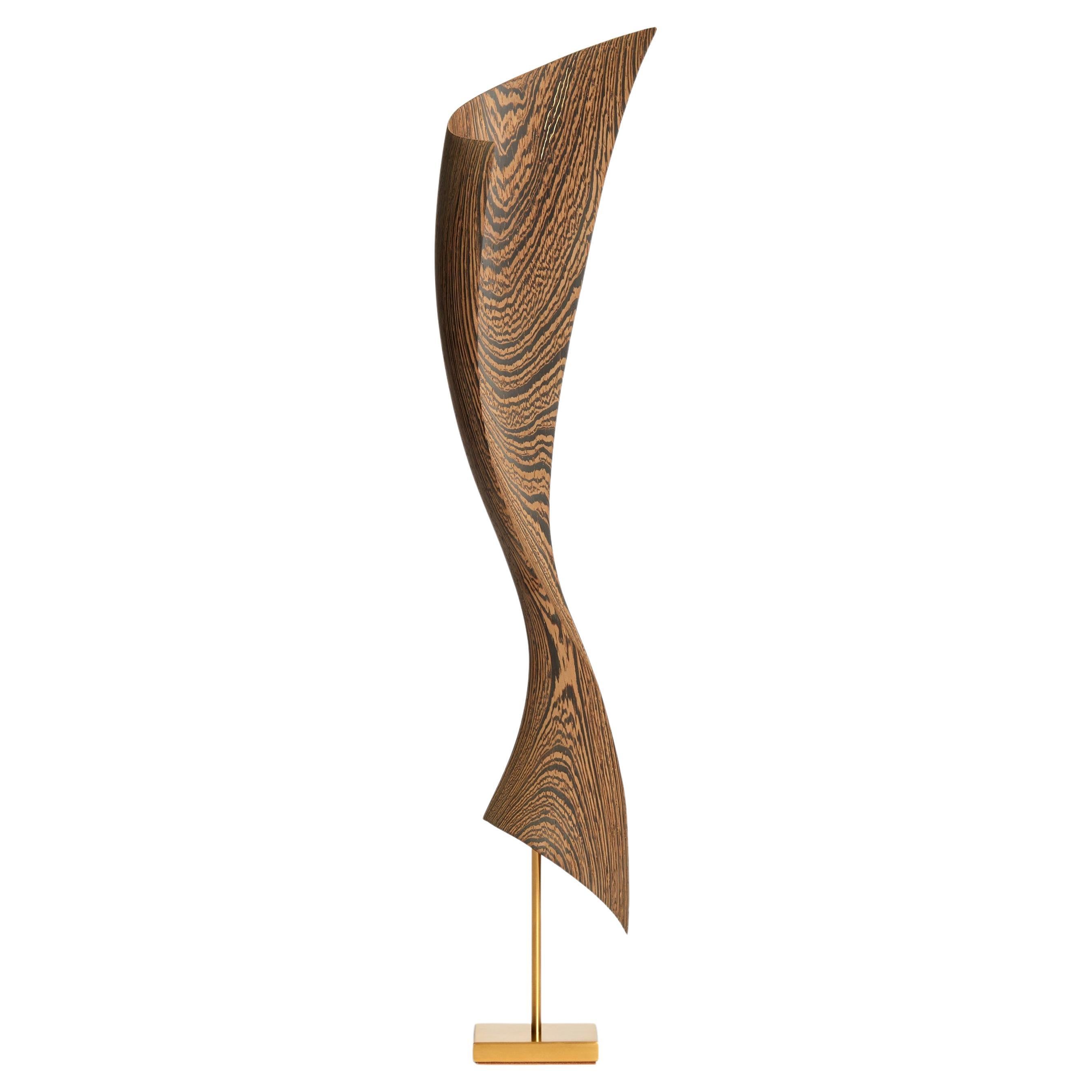 Flow Petit No 7, une sculpture abstraite en bois et en or du studio danois Egeværk