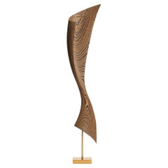 Flow Petit No 7, une sculpture abstraite en bois et en or du studio danois Egeværk